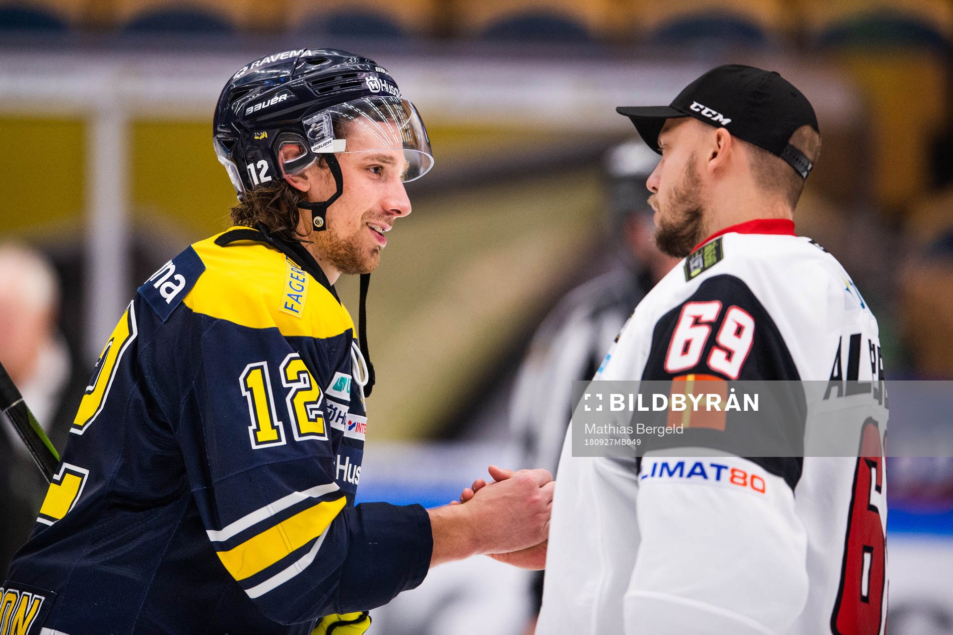 s Andreas Thuresson tackar Malmö Redhawks målvakt Oscar
