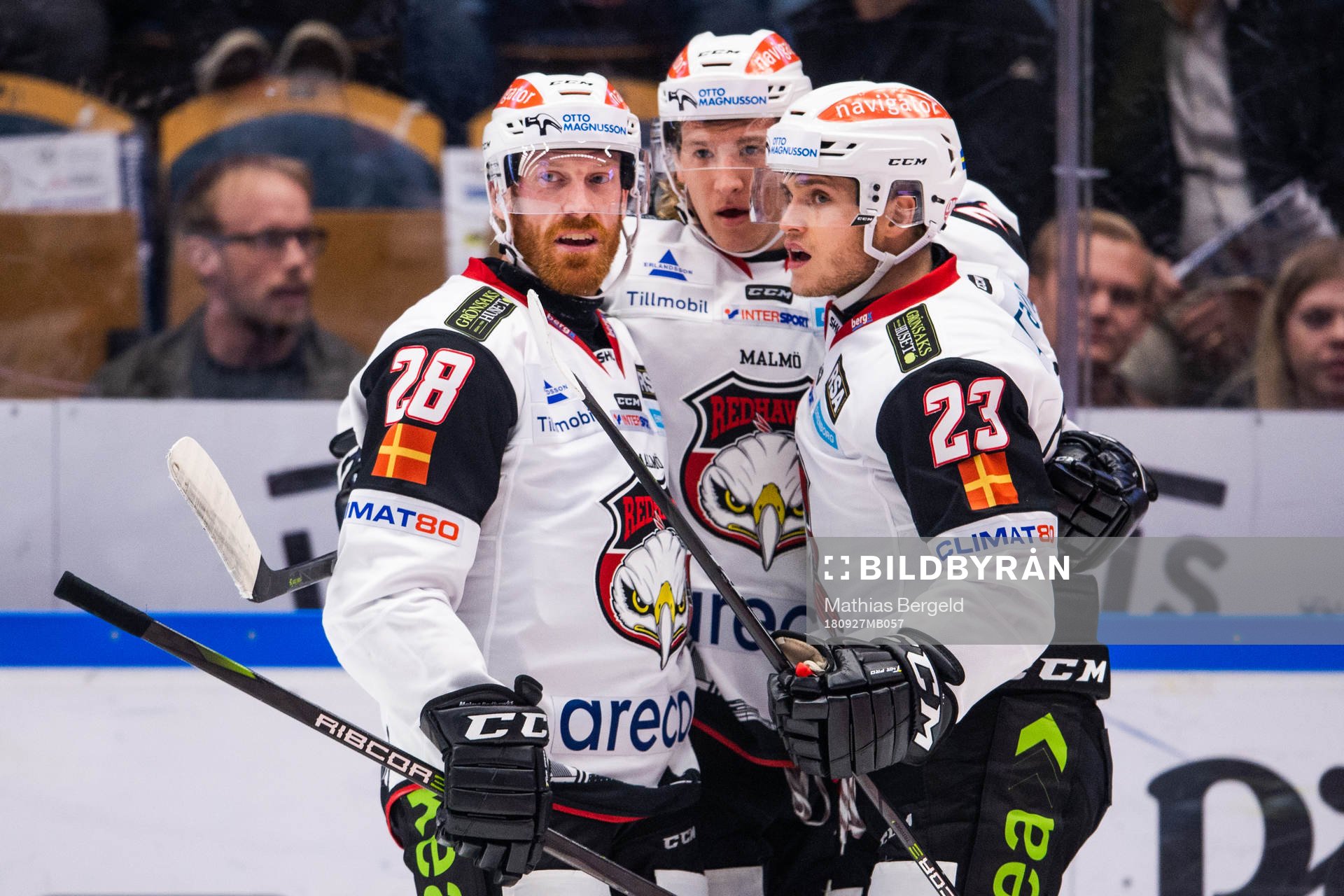 Malmö Redhawks Jens Olsson och Christoffer Forsberg jublar