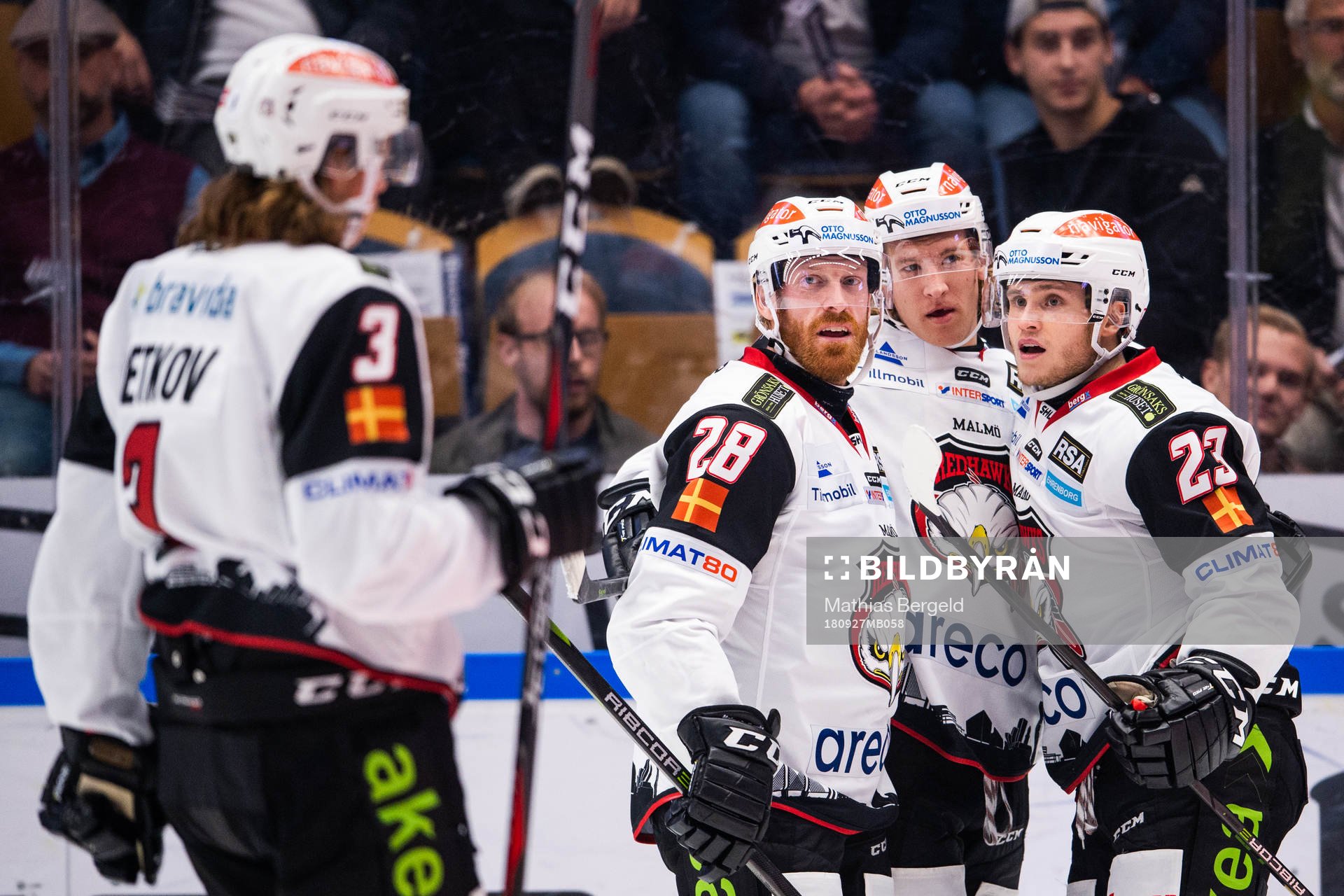 Malmö Redhawks Jens Olsson och Christoffer Forsberg jublar