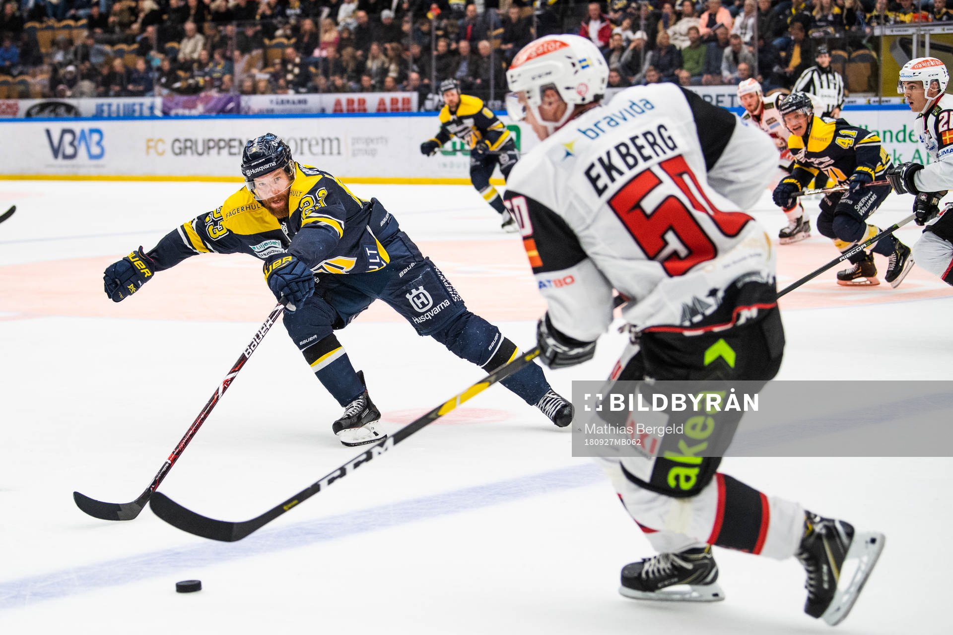 s Robin Figren och Malmö Redhawks Tobias Ekberg i kamp om
