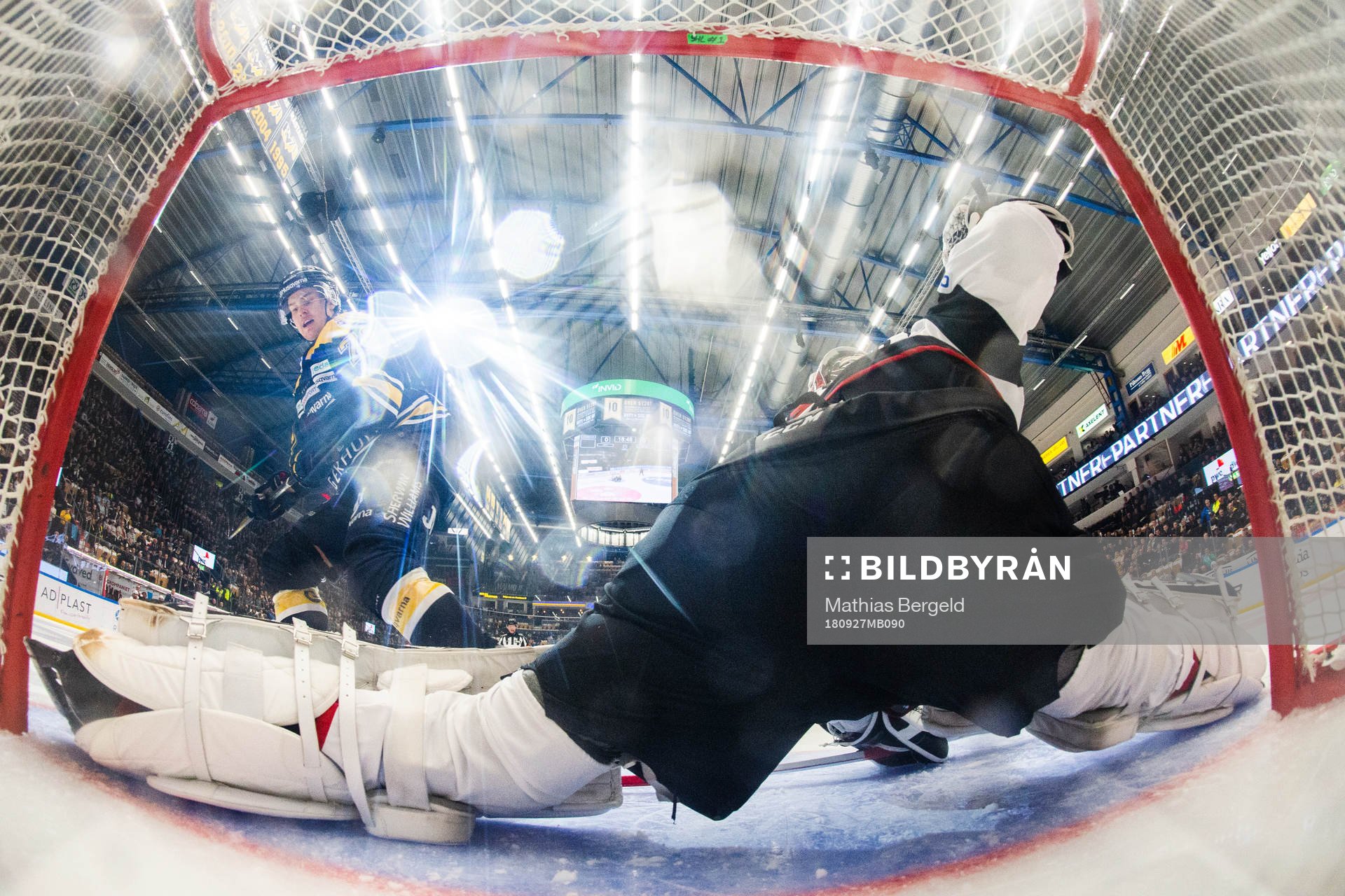 Malmö Redhawks målvakt Cristopher Nilstorp räddar straff