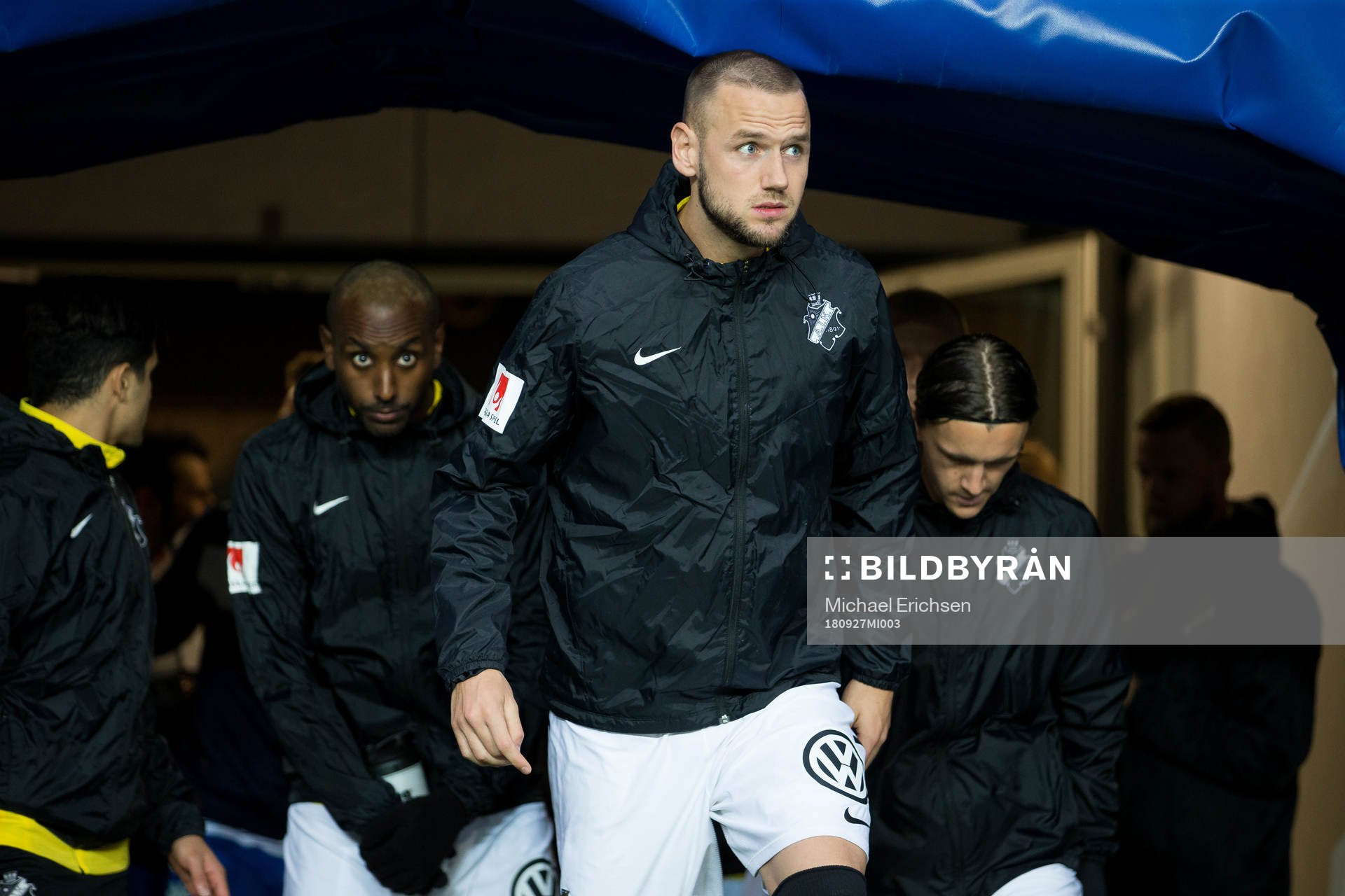 s Alexander Milosevic på väg in att värma upp innan