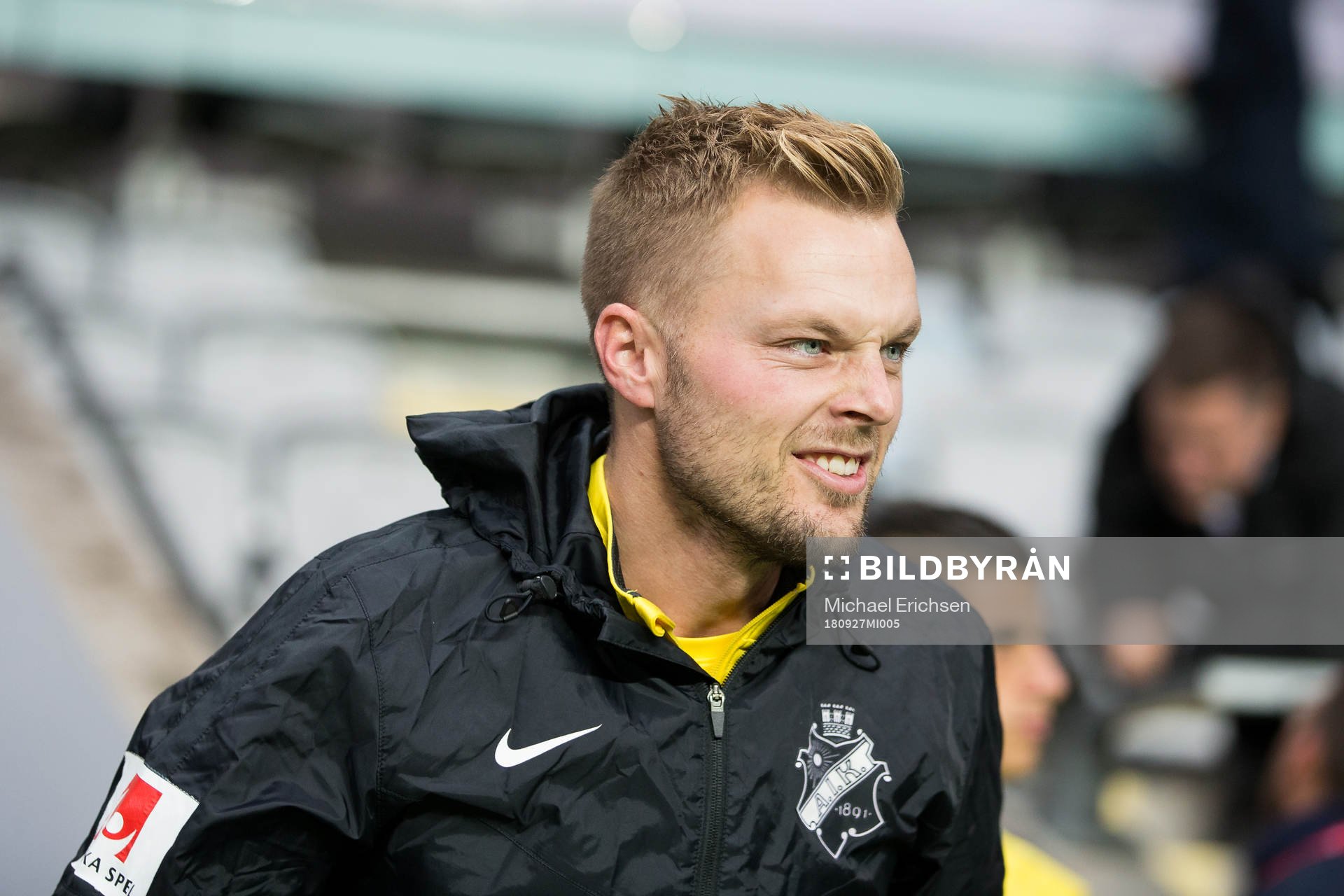 s Sebastian Larsson på väg in för att värma upp innan