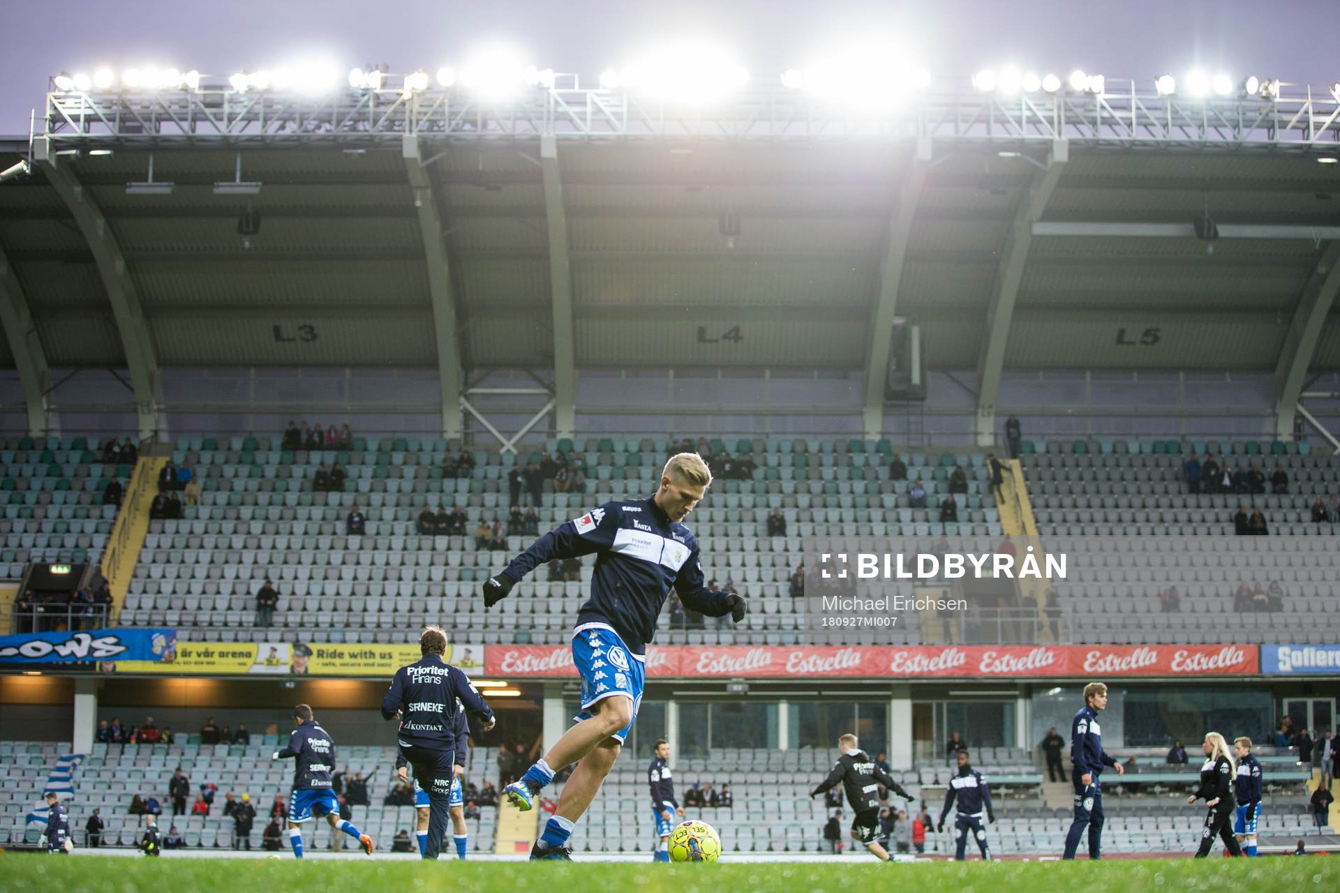 IFK Göteborgs Carl Starfelt värmer upp innan