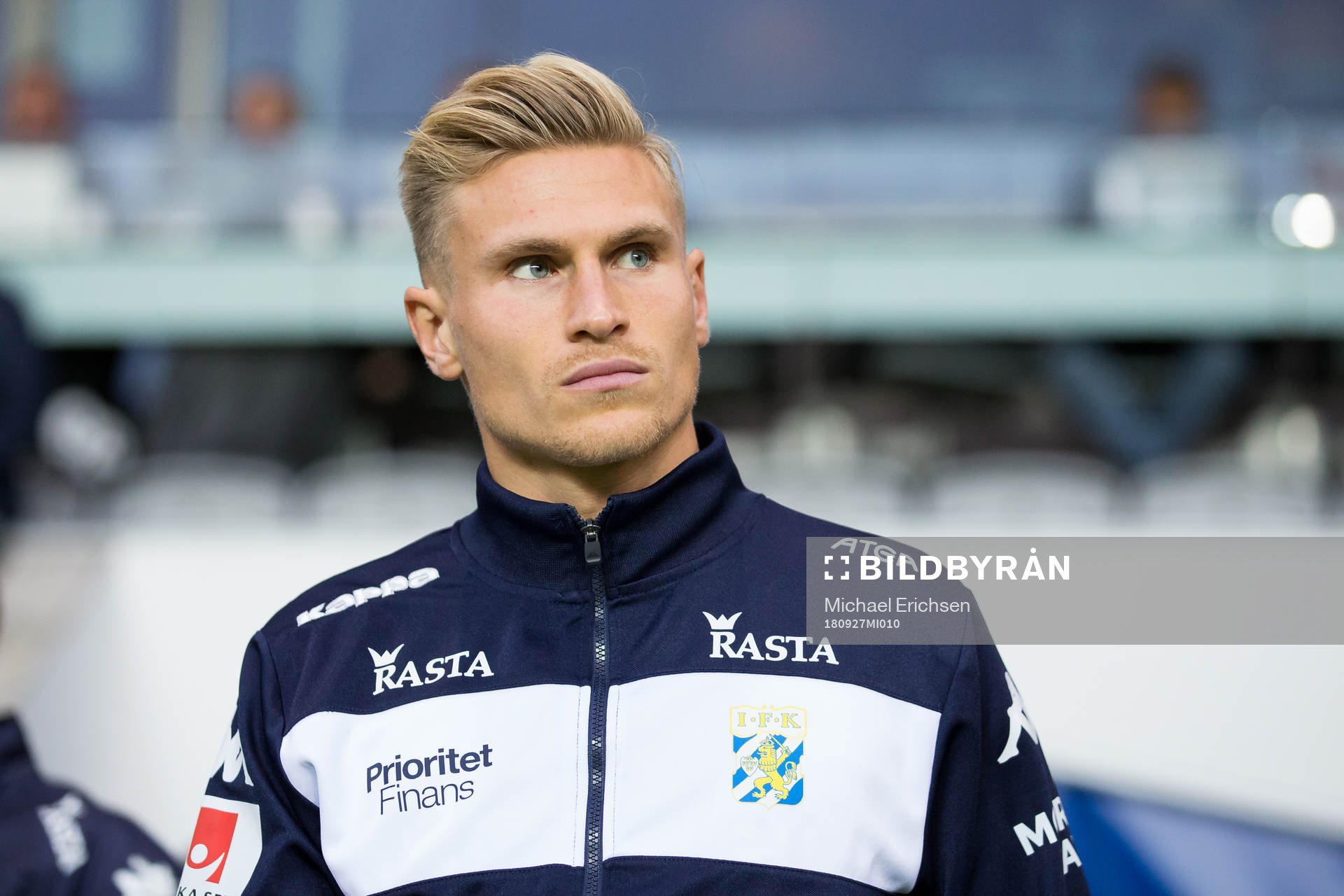 IFK Göteborgs Carl Starfelt på väg in för att värma