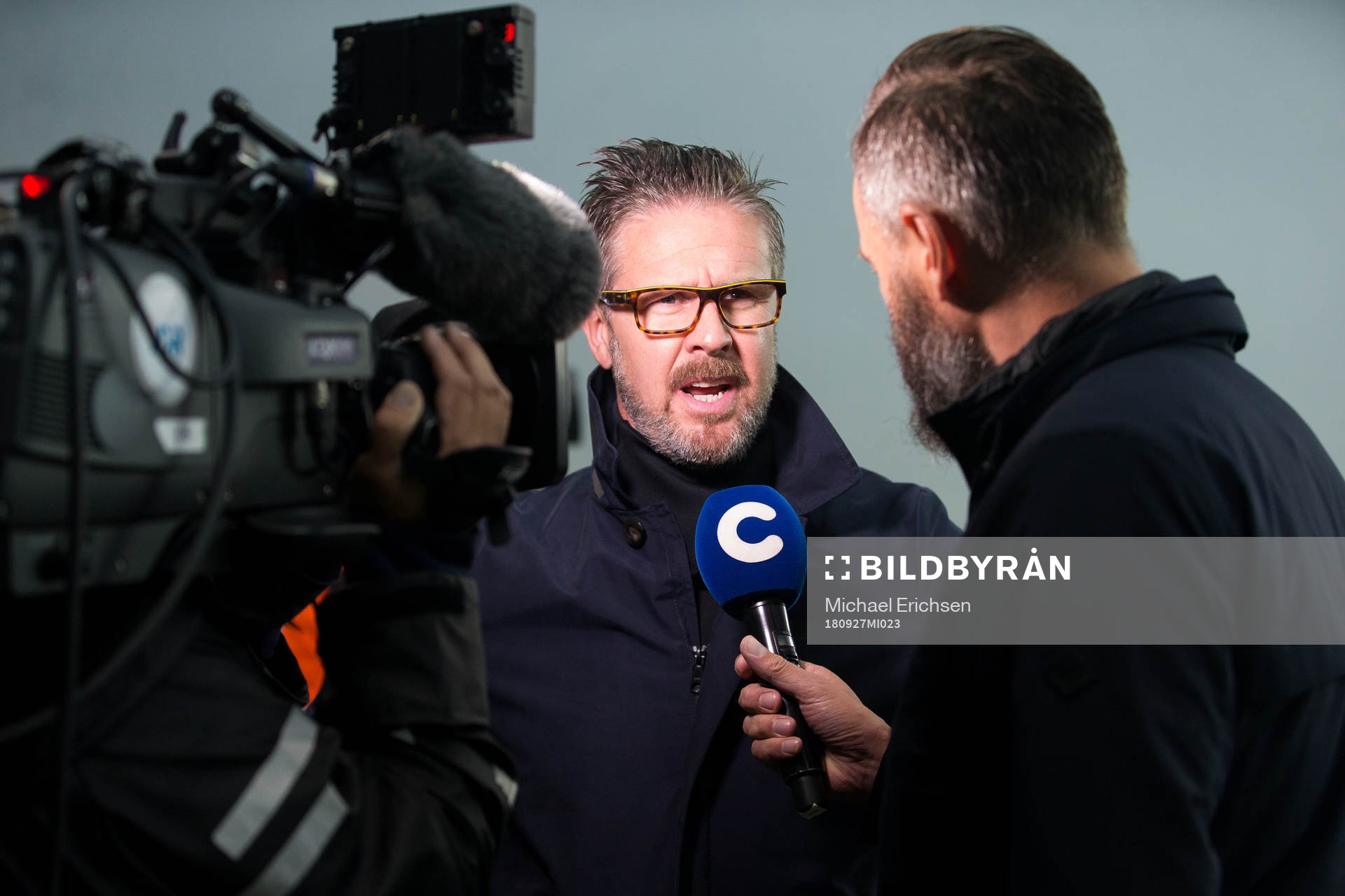 AIK:s tränare Rikard Norling intervjuas av CMores Olof Lundh innan fotbollsmatchen i Allsvenskan mellan IFK Göteborg och AIK den 27 september 2018 i Göteborg.