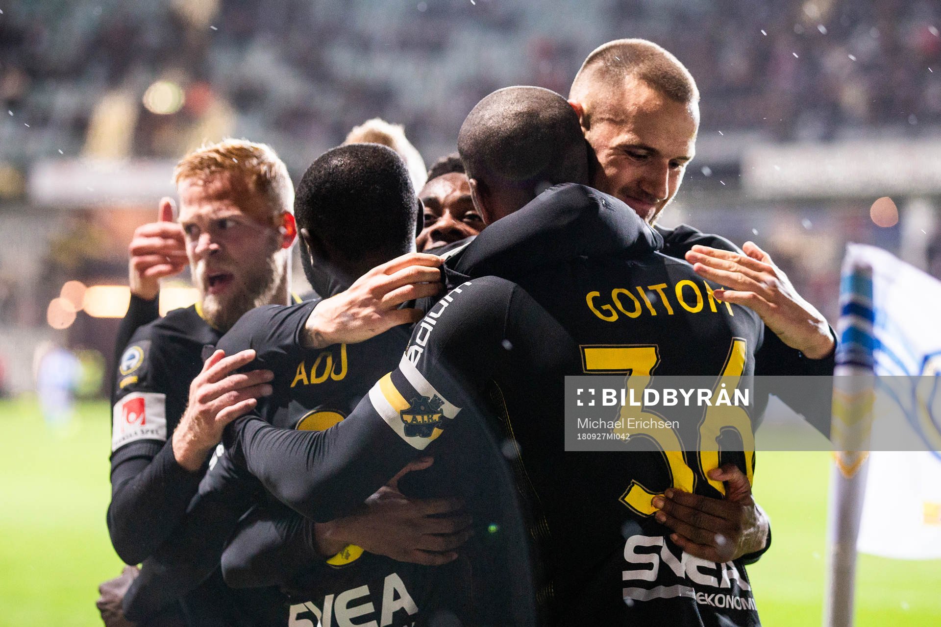 AIK:s Henok Goitom blir omkramad efter 2-0 under fotbollsmatchen i Allsvenskan mellan IFK Göteborg och AIK den 27 september 2018 i Göteborg.