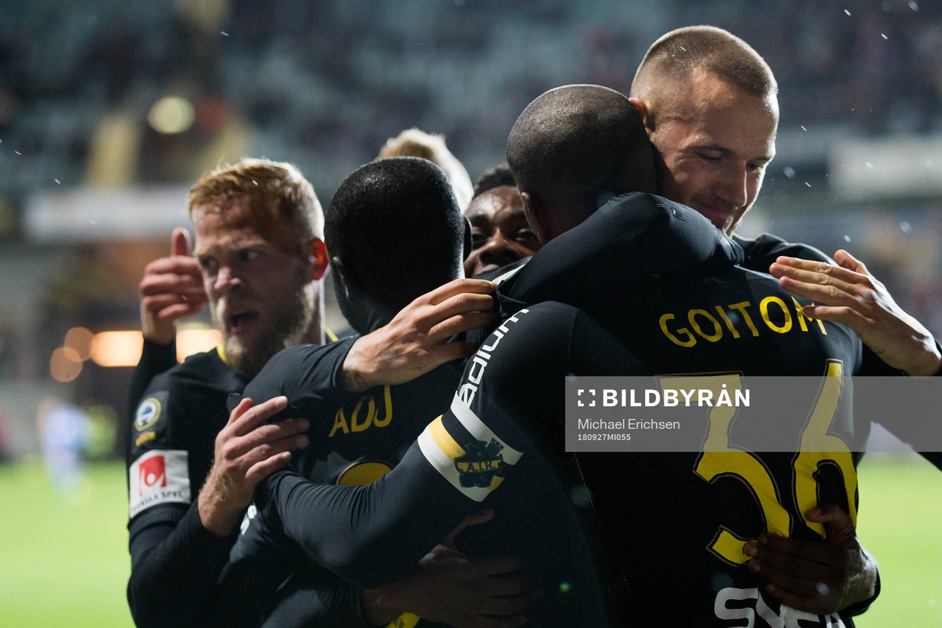AIK:s Henok Goitom jublar med lagkamrater efter 0-2 under fotbollsmatchen i Allsvenskan mellan IFK Göteborg och AIK den 27 september 2018 i Göteborg.