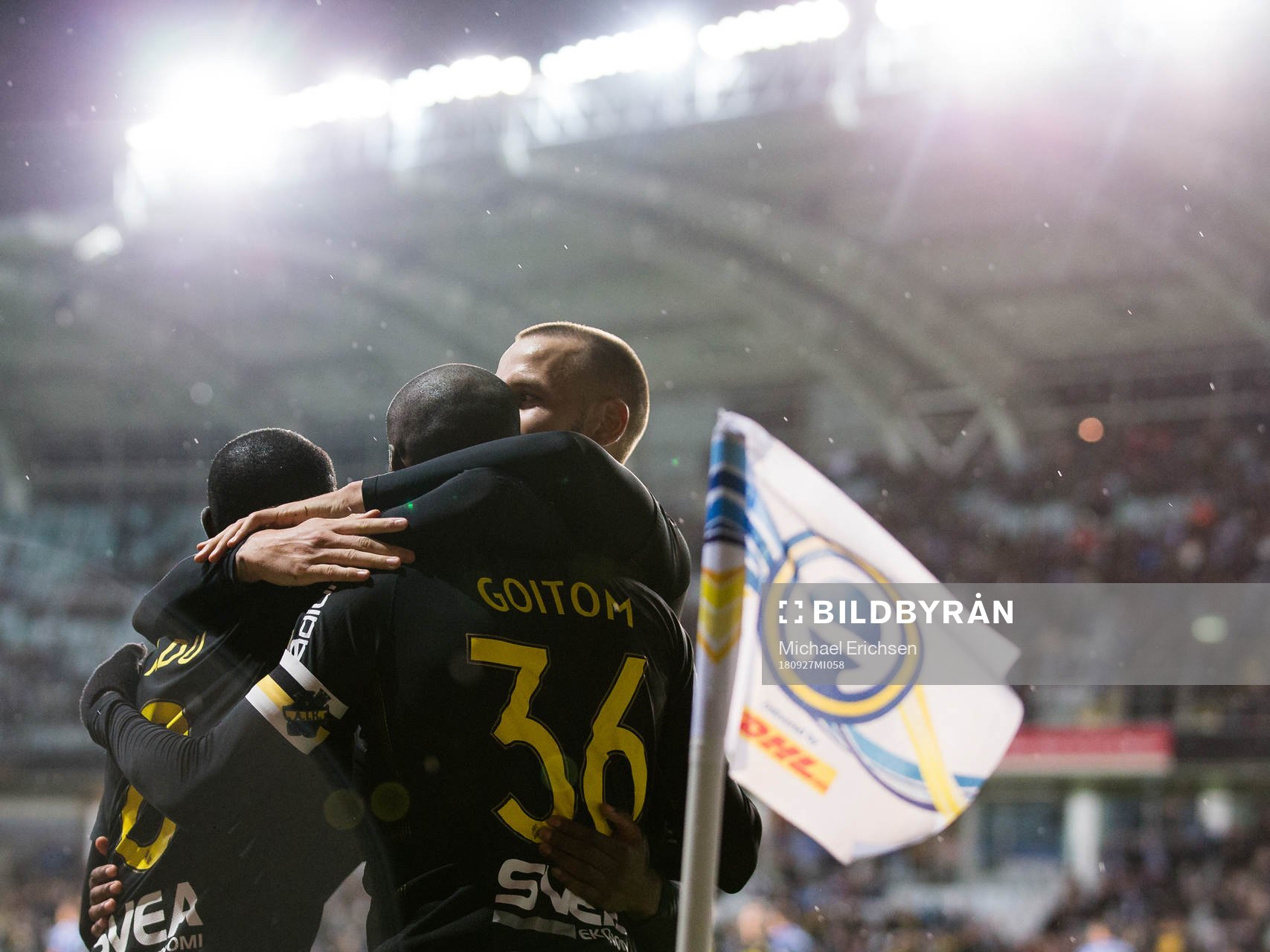 s Henok Goitom jublar med lagkamrater
