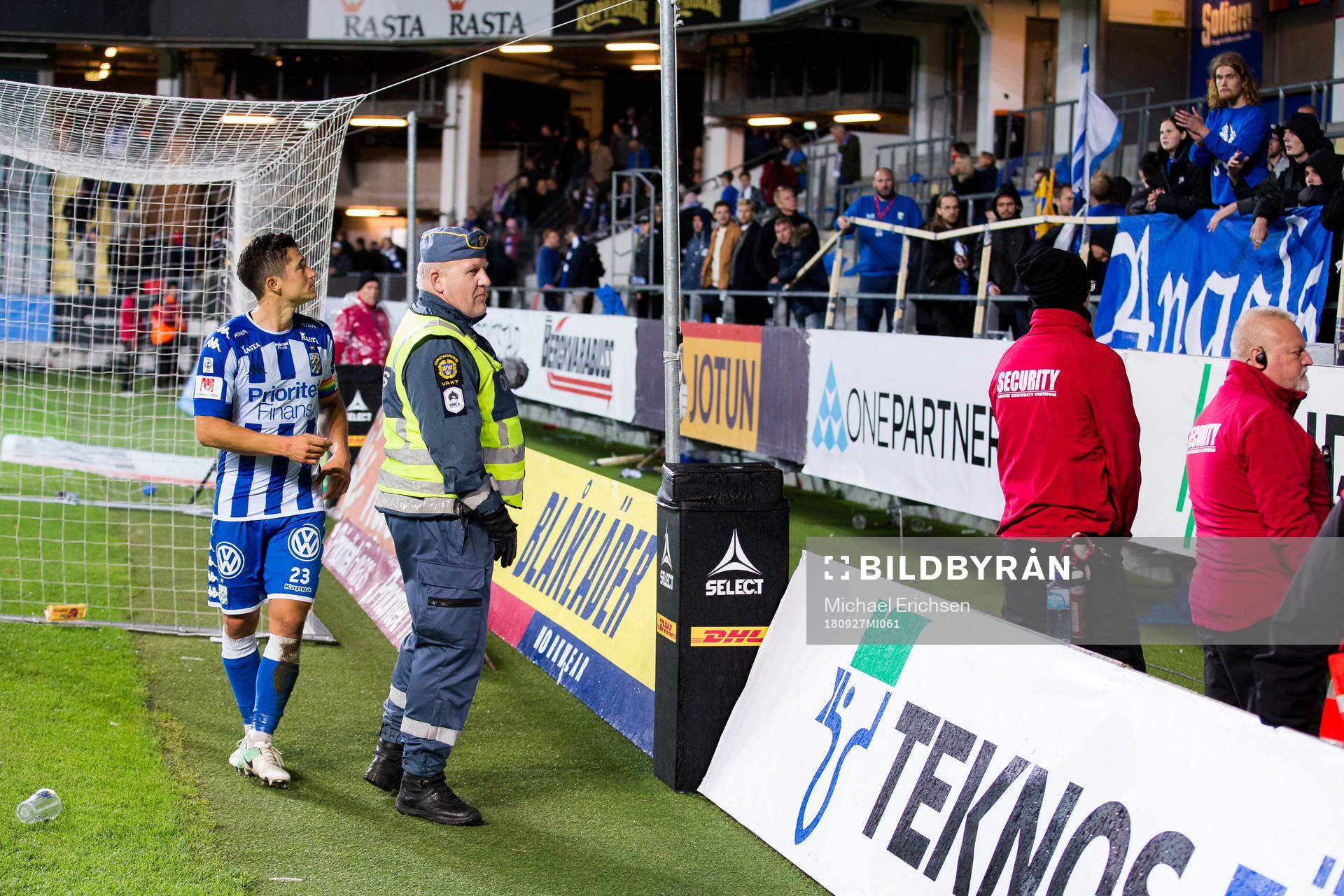 IFK Göteborgs lagkapten David Boo Wiklander pratar med