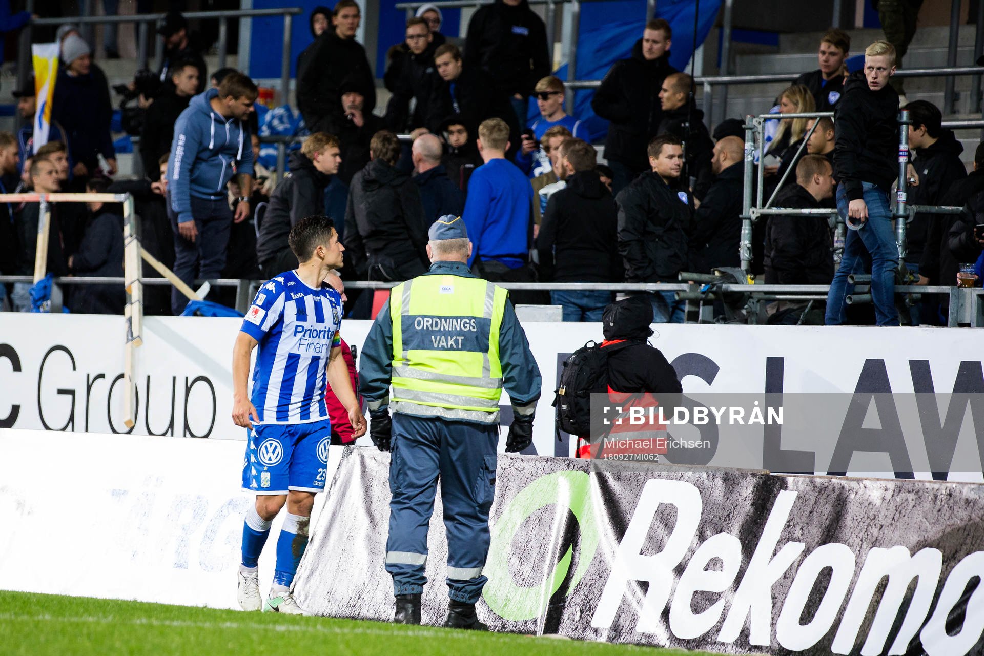 IFK Göteborgs lagkapten David Boo Wiklander pratar med