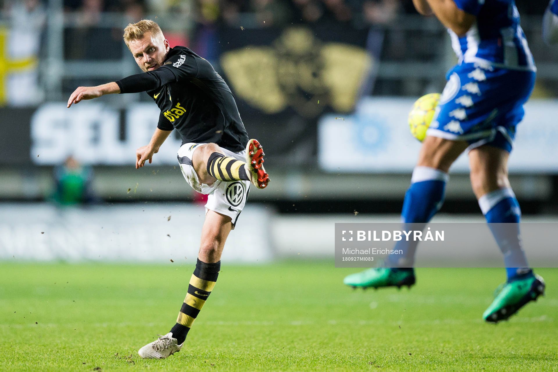 s Sebastian Larsson skjuter en frispark