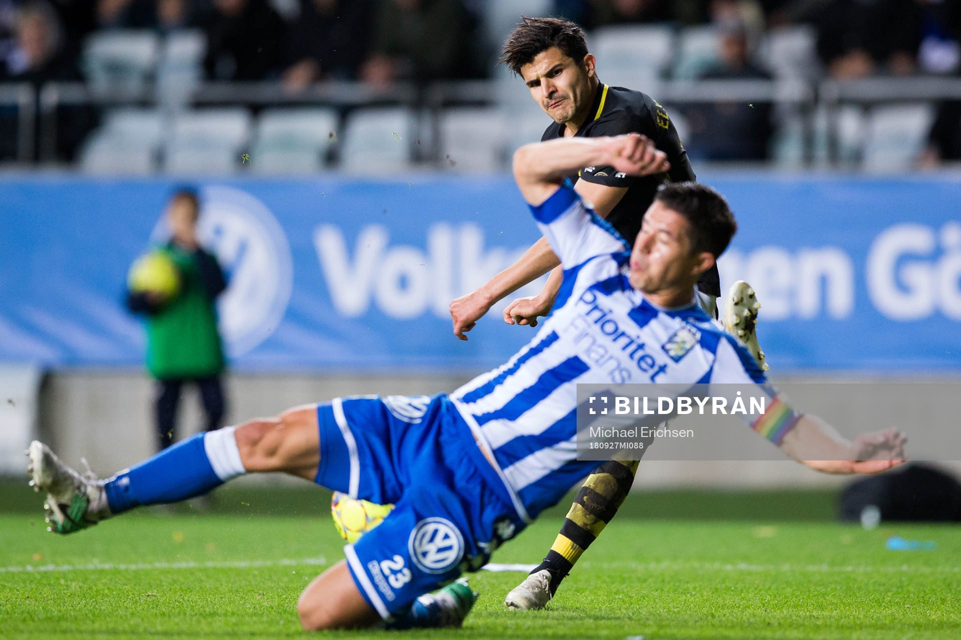 s Tarik Elyounoussi skjuter ett skott som IFK Göteborgs