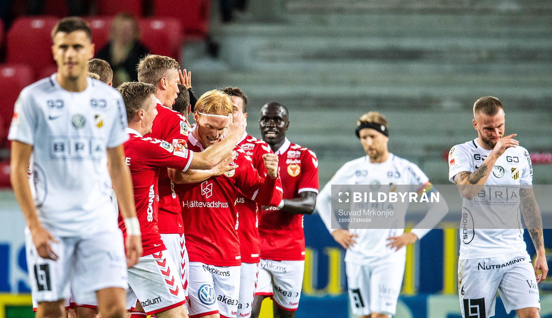 Kalmars Nils Fröling jublar med lagkamrater
