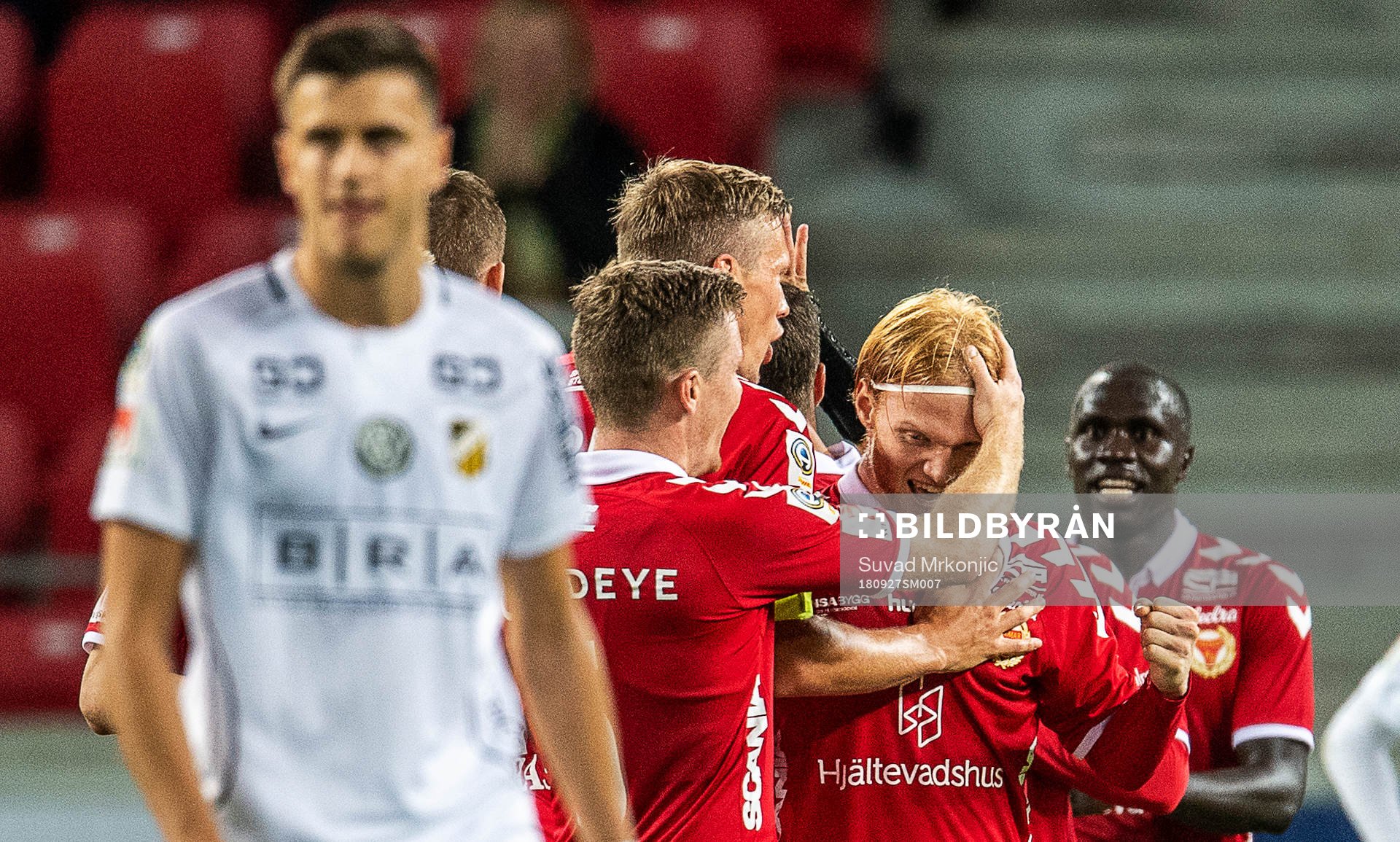 Kalmars Nils Fröling jublar med lagkamrater