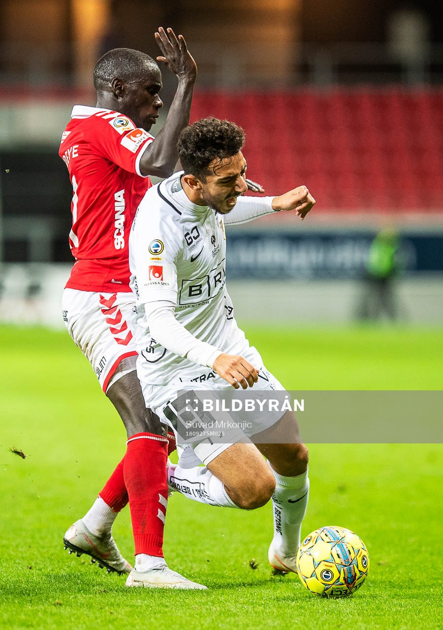 Kalmars Papa Alioune Diouf och Häckens Daleho Irandust