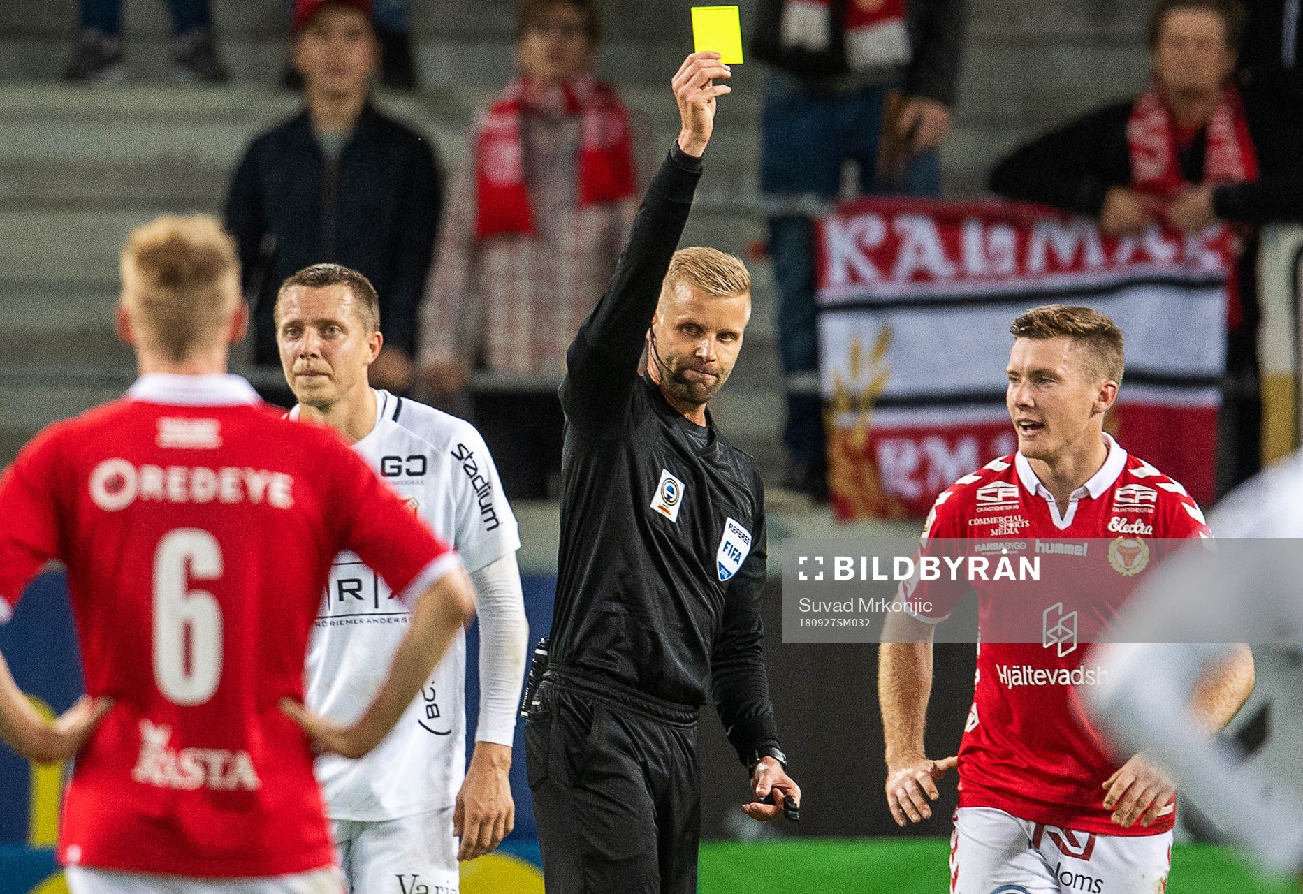 Domaren Glenn Nyberg varnar Kalmars Victor Agardius och