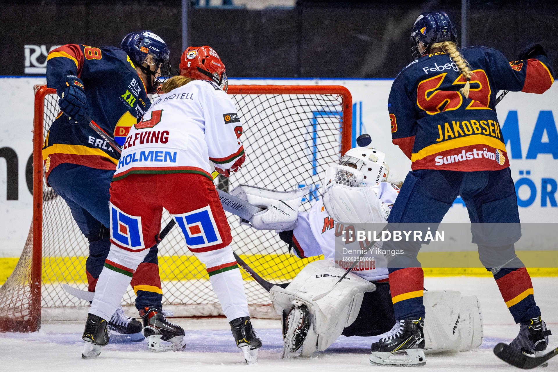 Djurgårdens Hanna Olsson och Josefin Jakobsen i duell mot