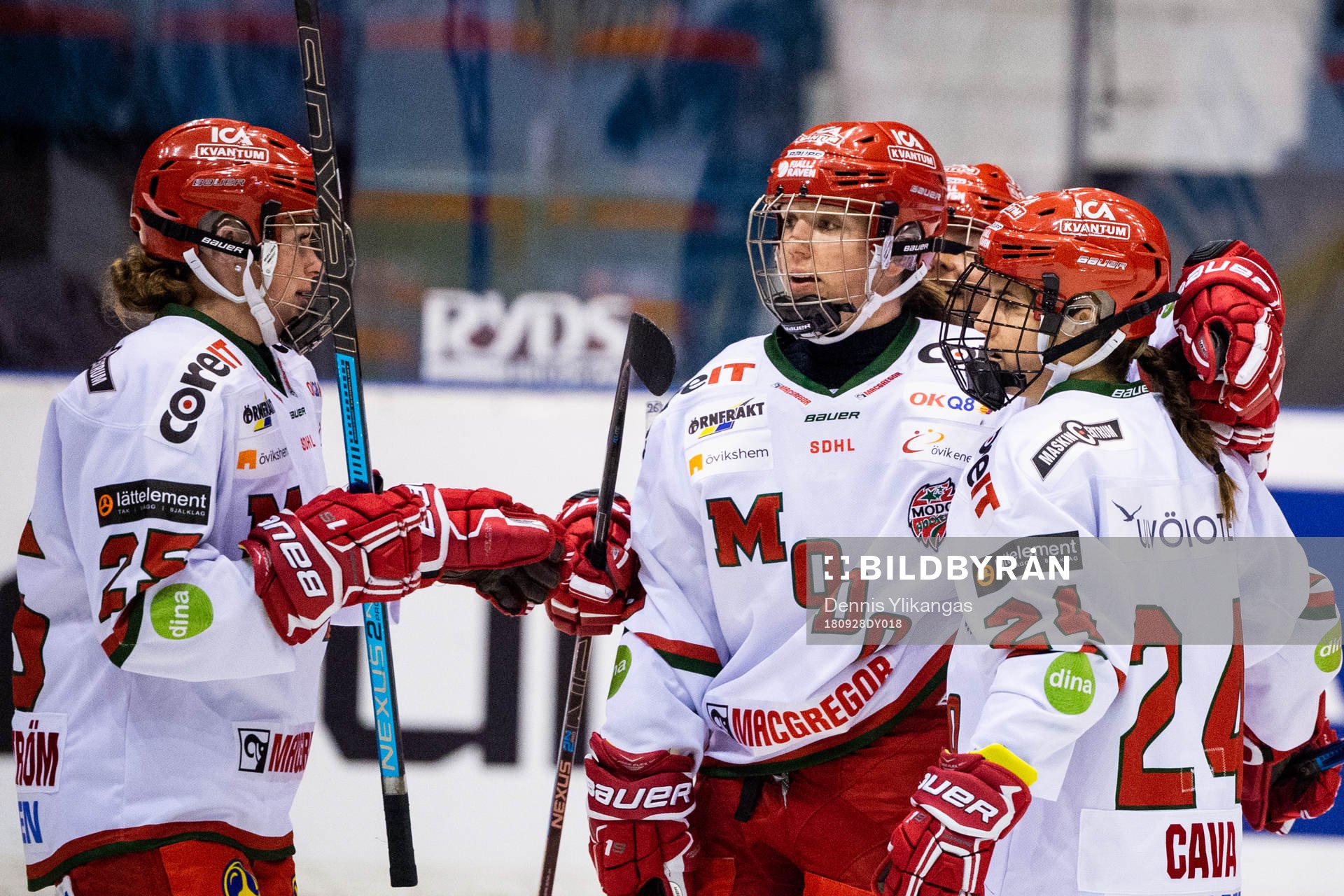 Modos Michela Cava blir omkramad