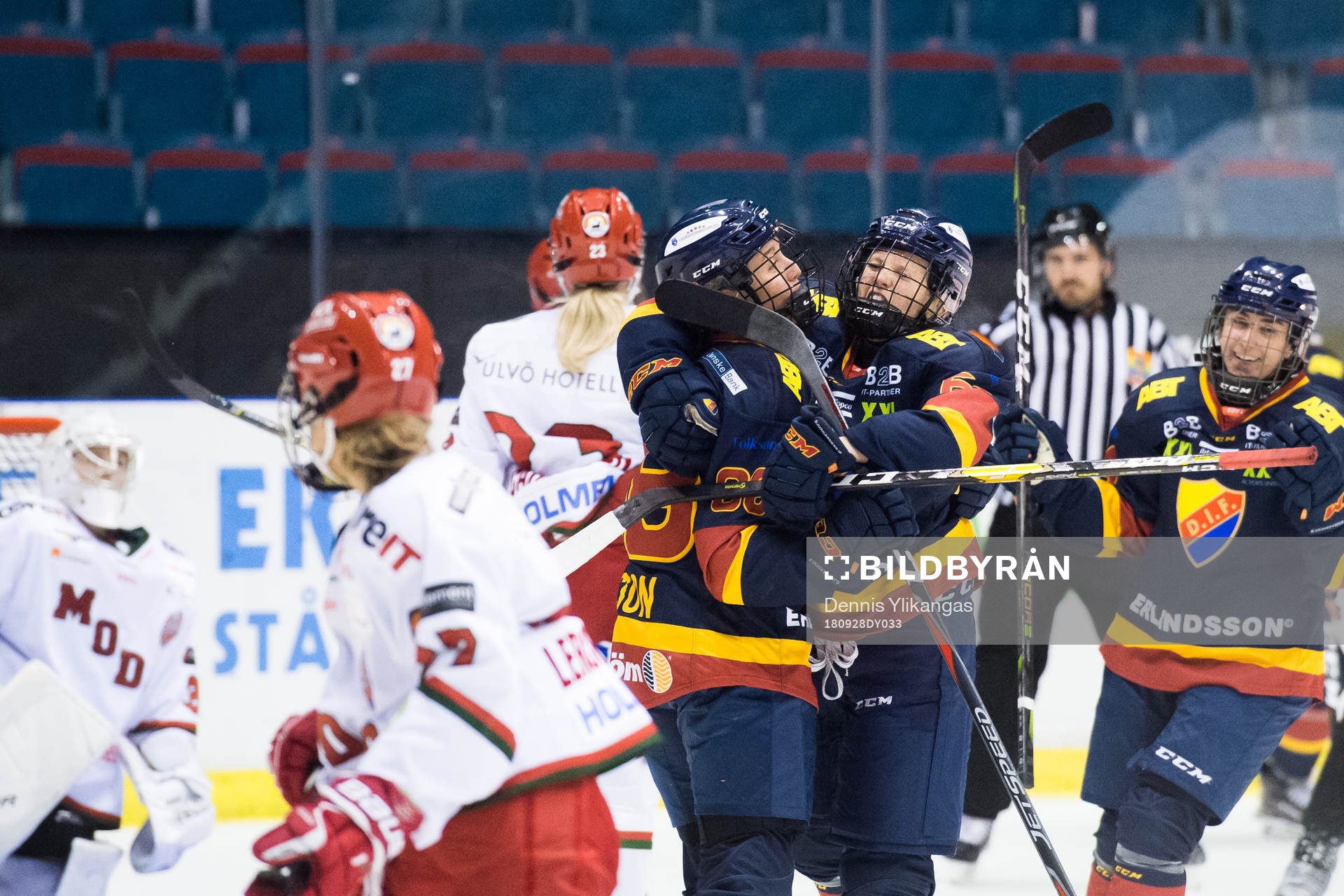 Djurgårdens Hanna Olsson jublar med lagkamrater