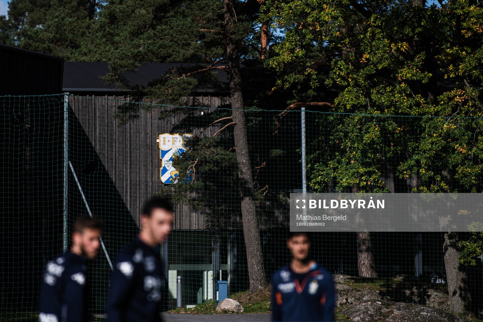 Blåvitts klubbmärke på Kamratgårdens vägg med spelare