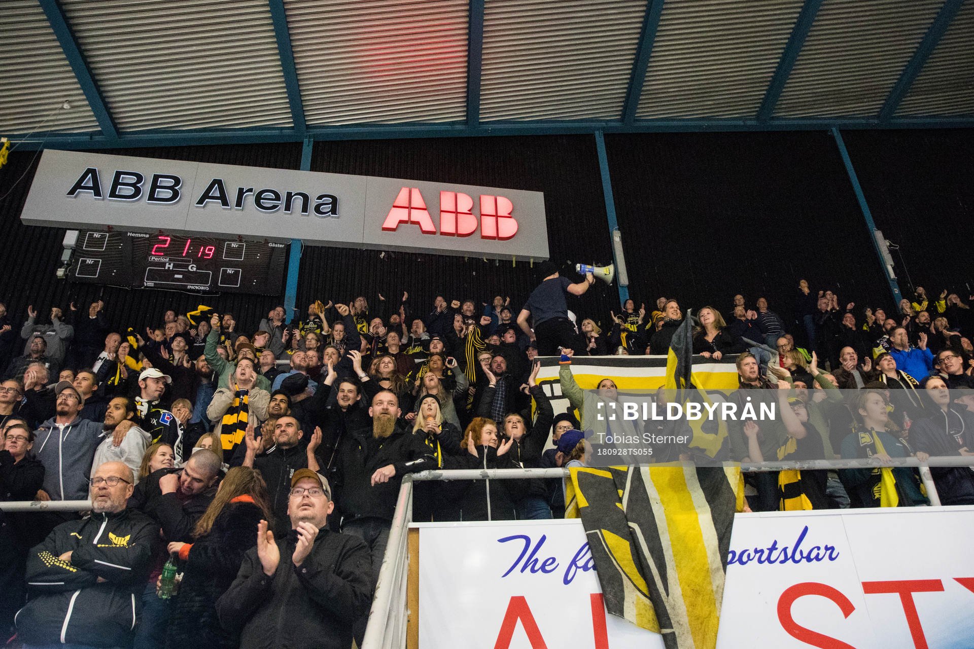 Publiken i ABB Arena jublar