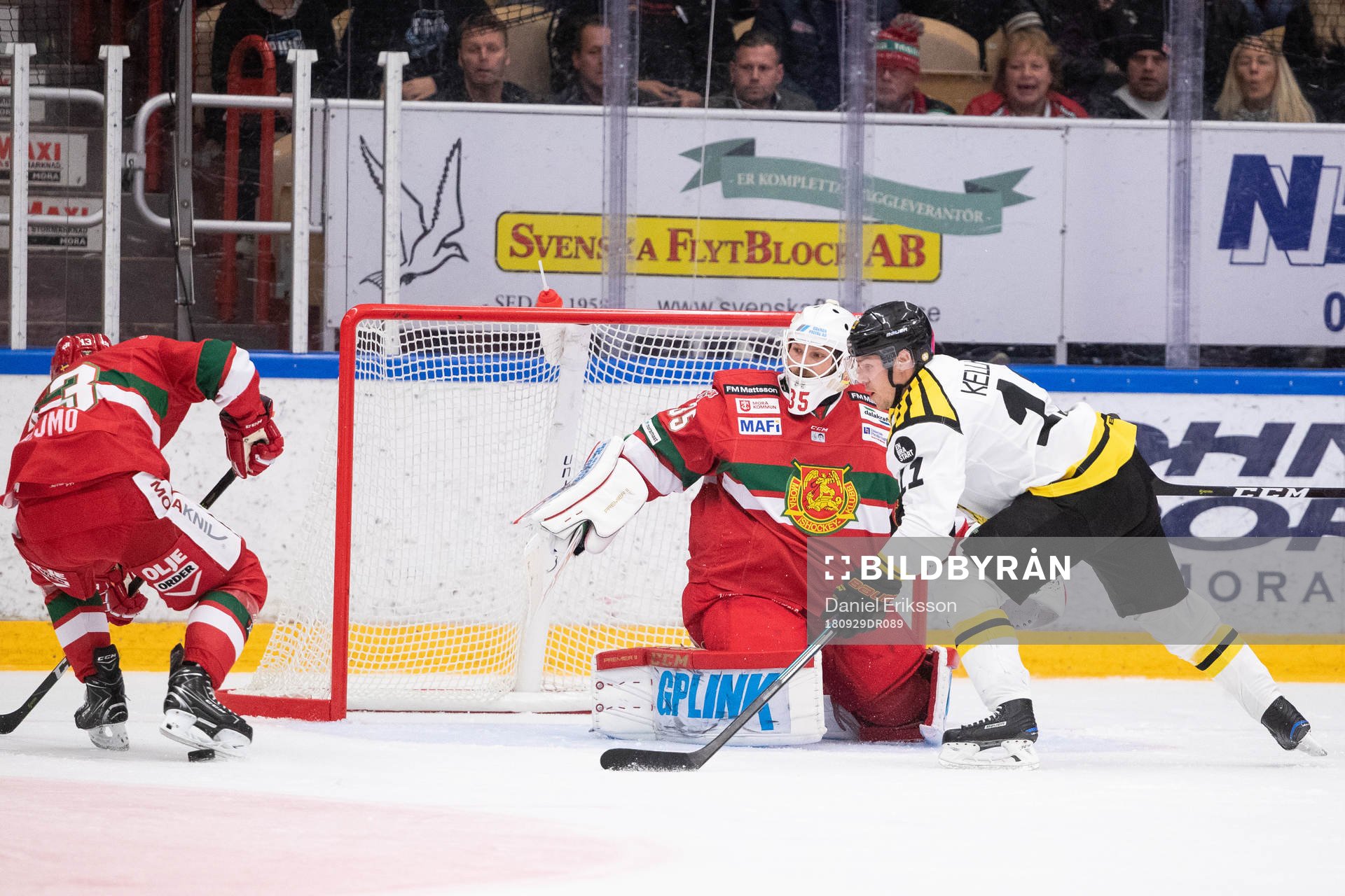 Brynäs Joel Kellman framför Moras målvakt Christian