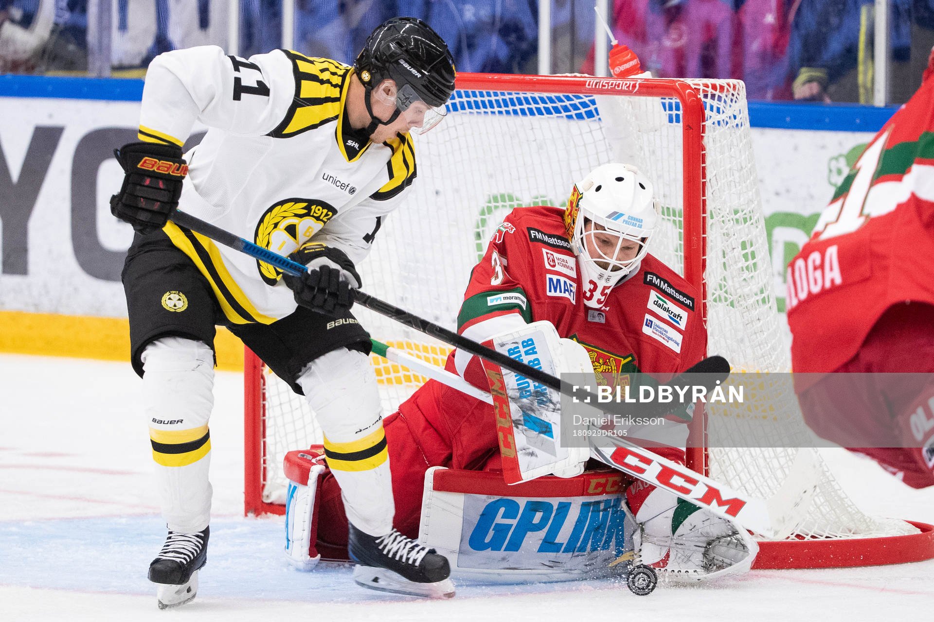 Brynäs Joel Kellman framför Moras målvakt Christian