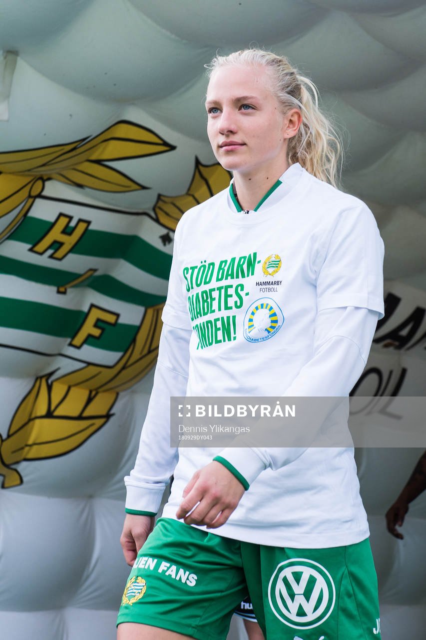 Hammarbys Astrid Larsson innan fotbollsmatchen i