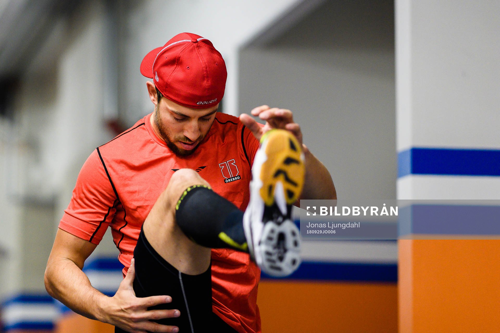 Örebros Aaron Palushaj värmer upp före ishockeymatchen i