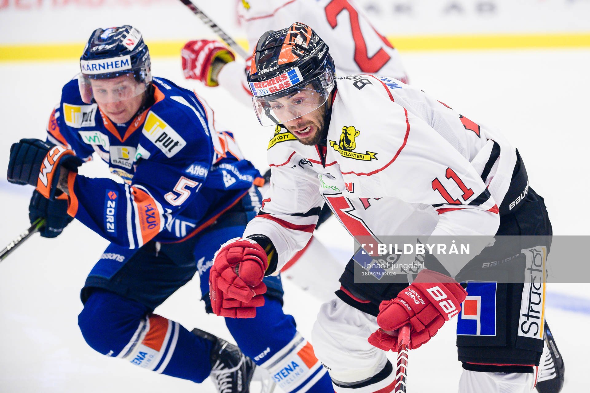 Örebros Aaron Palushaj jagas av Växjös Kalle Johansson