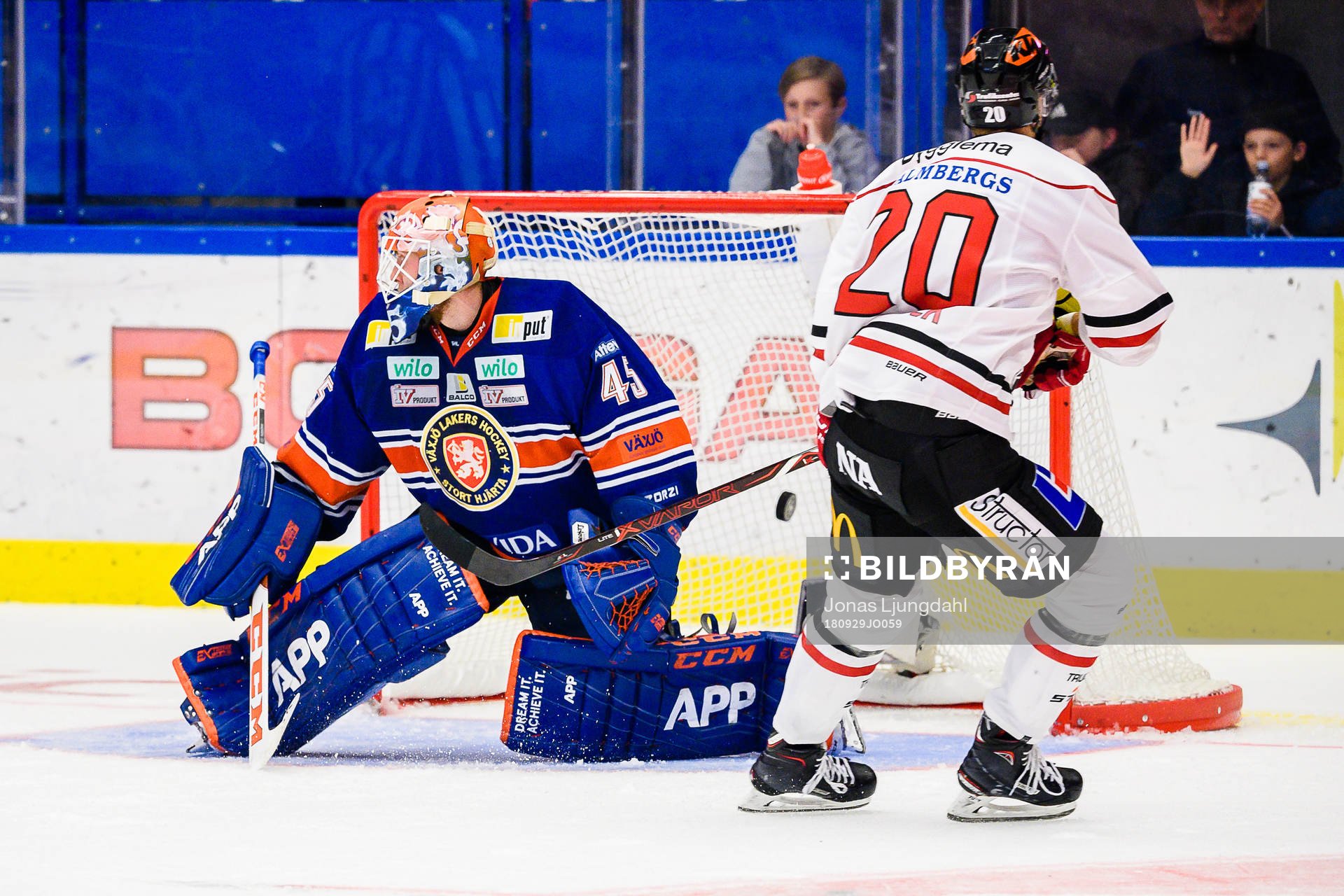 Örebros Marcus Weinstock sätter en straff bakom Växjös