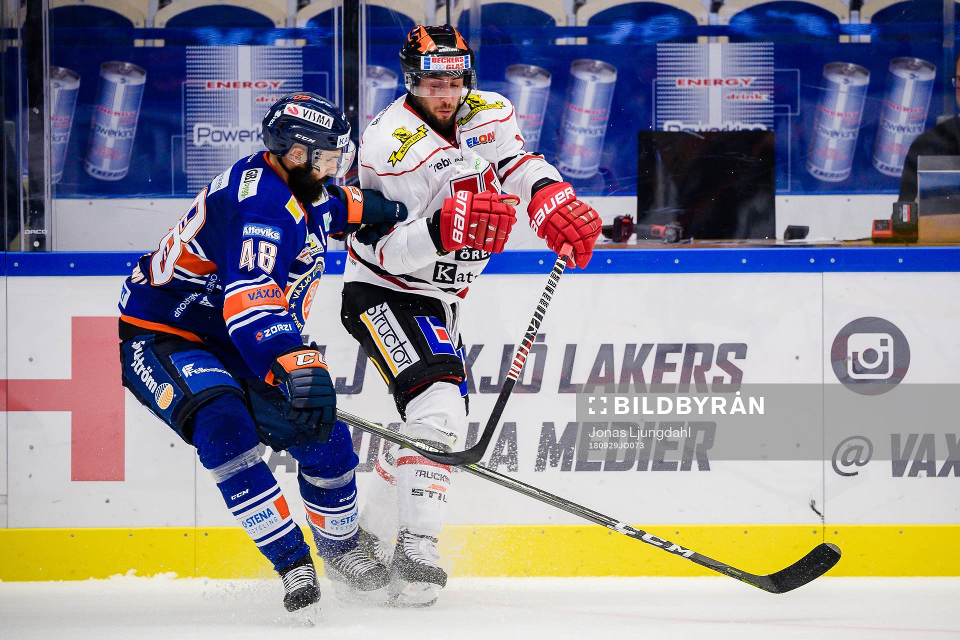 Växjös Daniel Rahimi tacklar Örebros Aaron Palushaj