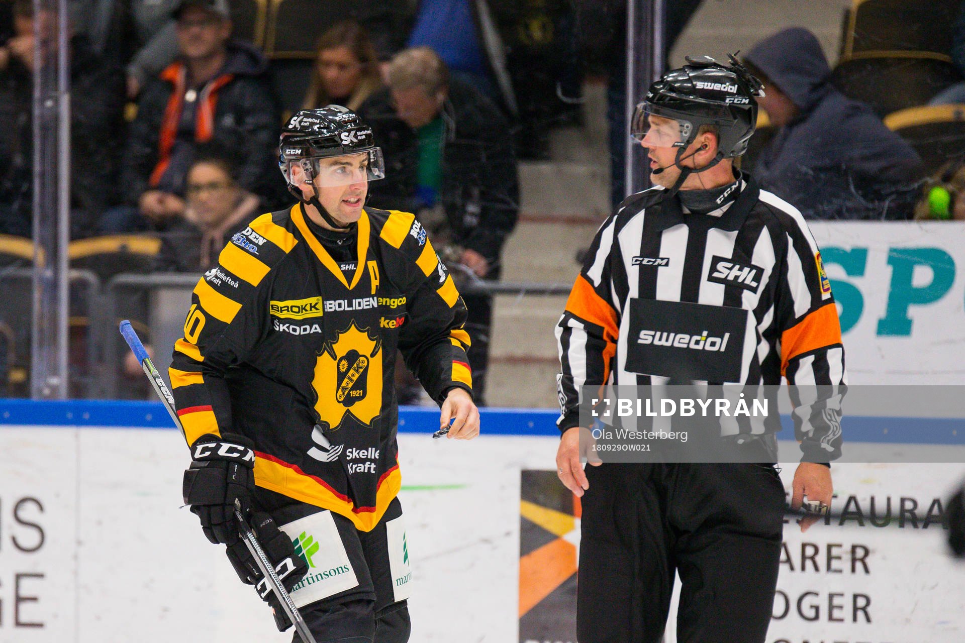 Skellefteås Joakim Lindström  pratar med domare Mikael
