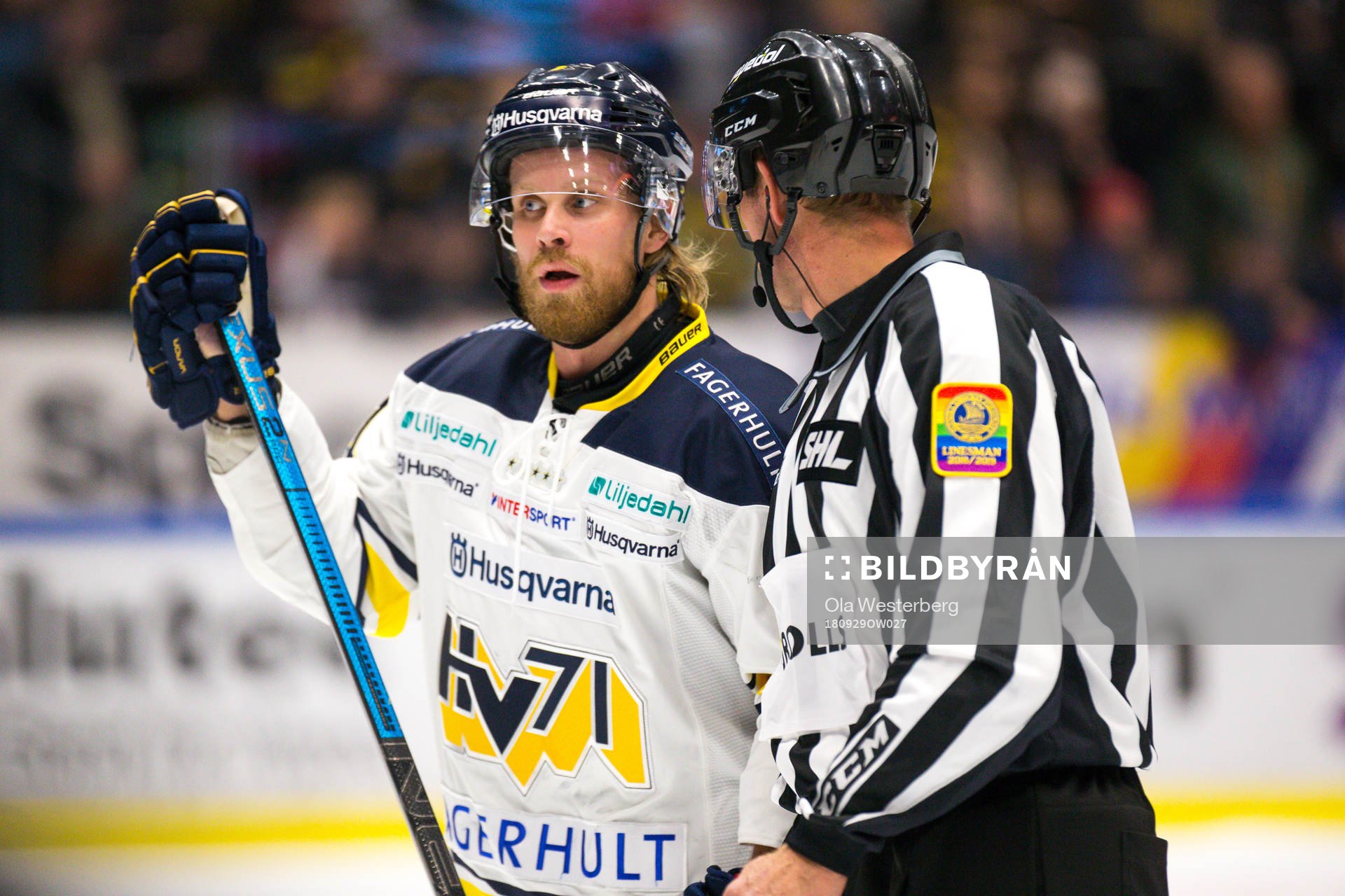 s Mattias Tedenby pratar med linjedomaren Jan Sandström