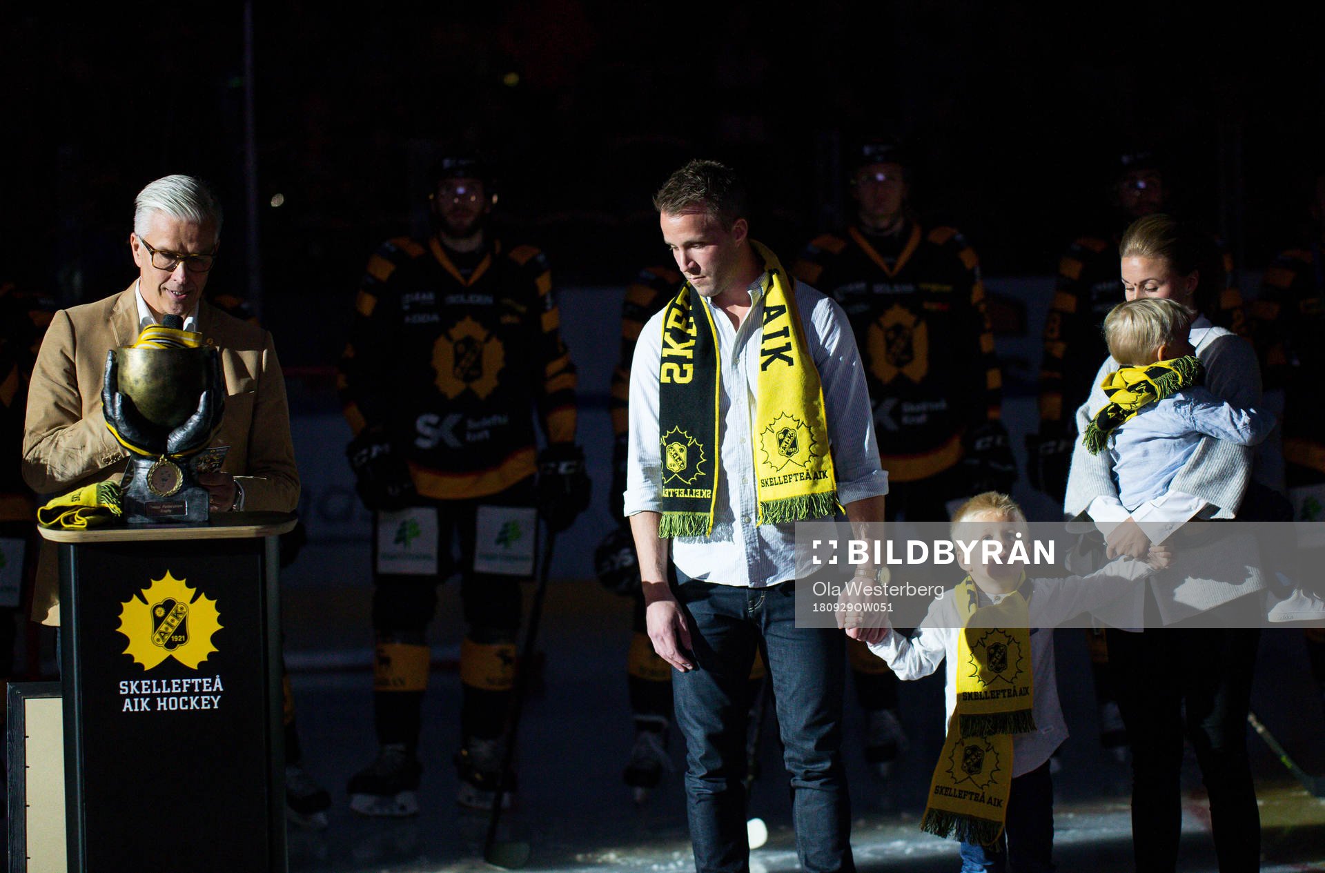 Skellefteås Pontus Petterström med familj avtackas av