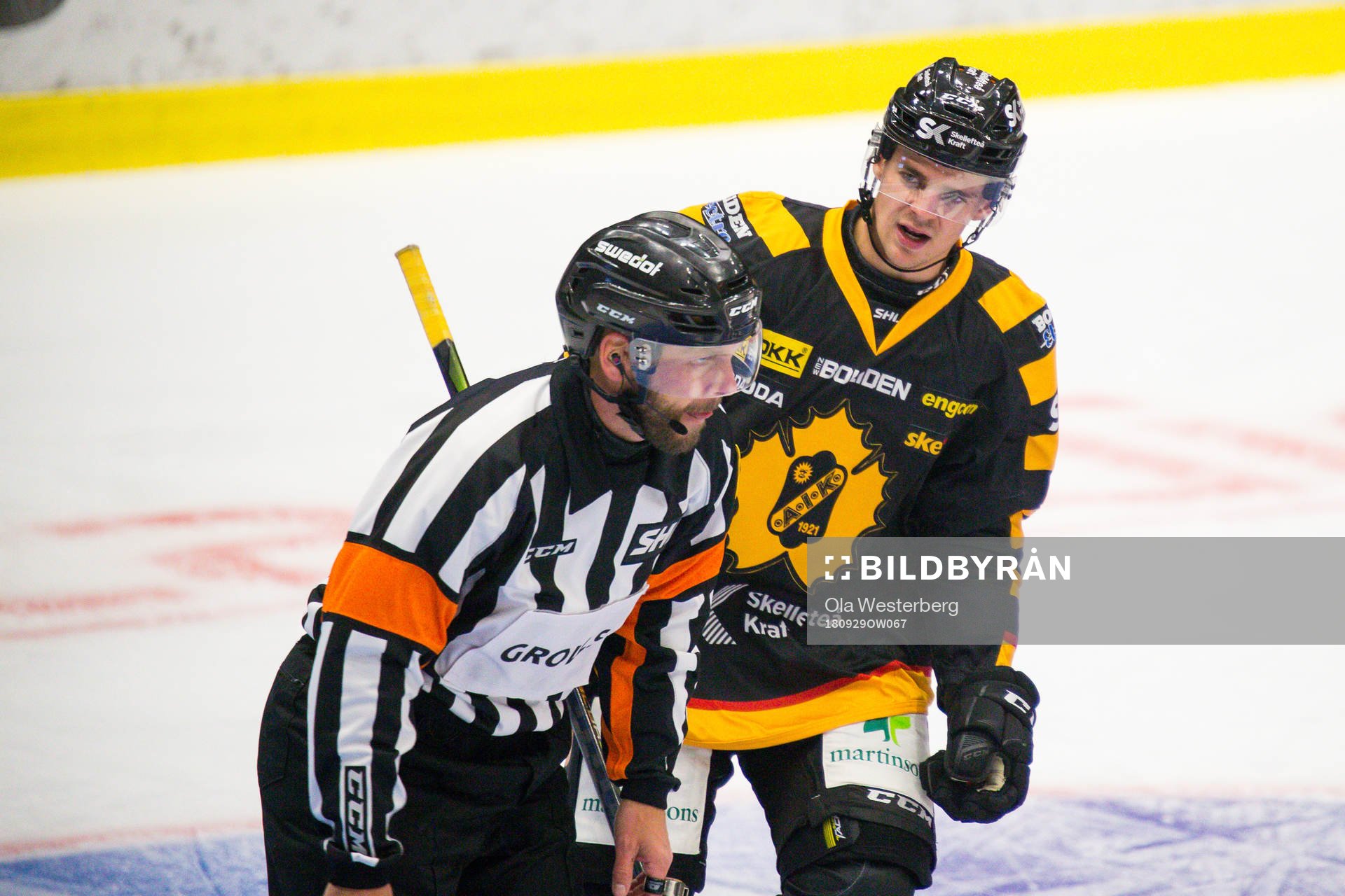 Skellefteås Emil Djuse pratar med domare Marcus Linde