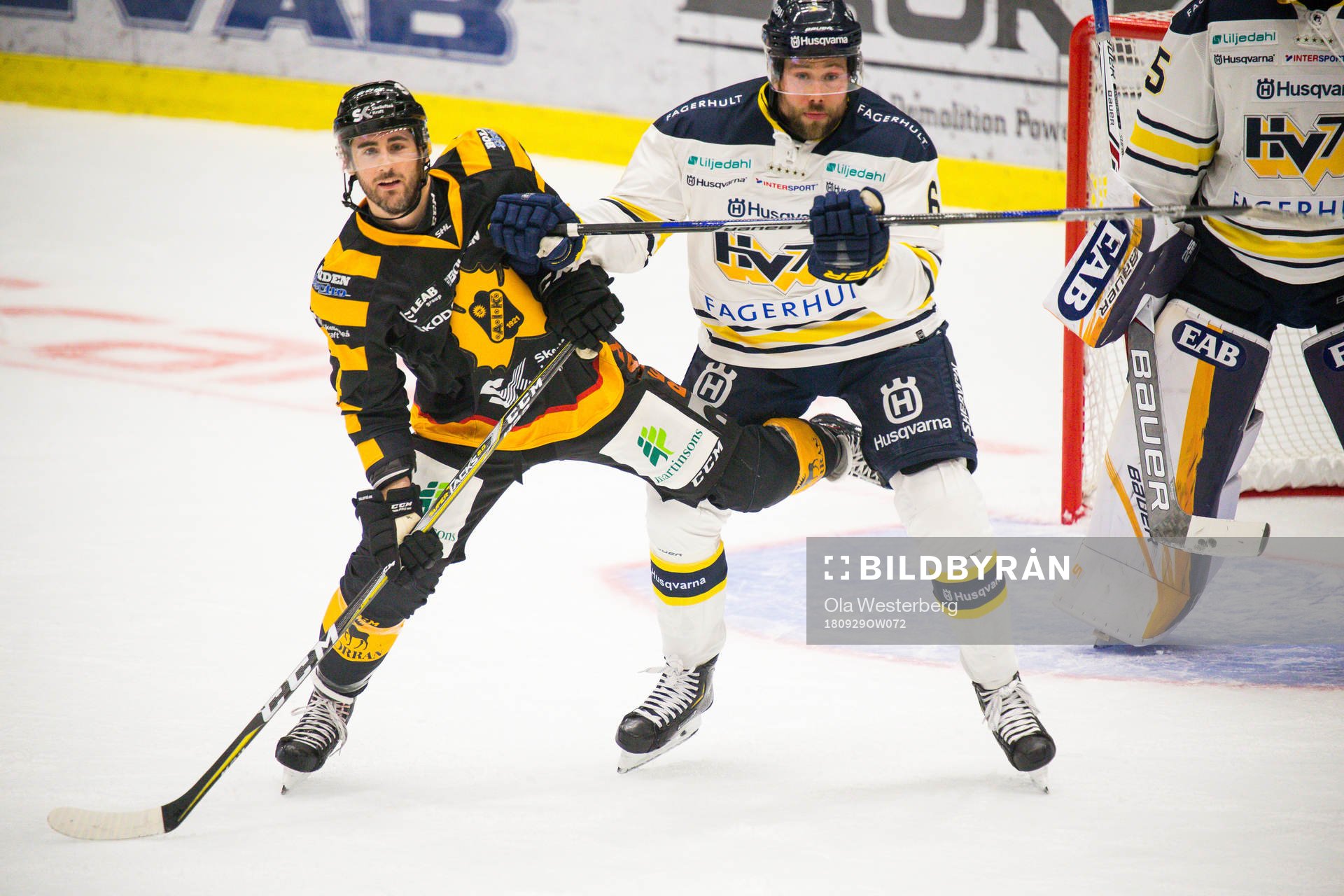s Christoffer Persson och målvakt Felix Sandström