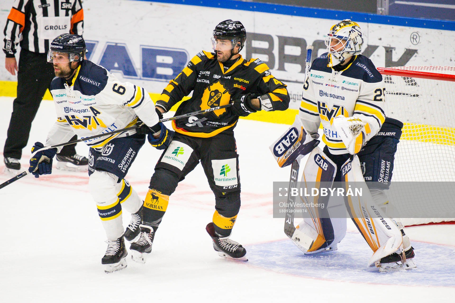 s Christoffer Persson och målvakt Felix Sandström