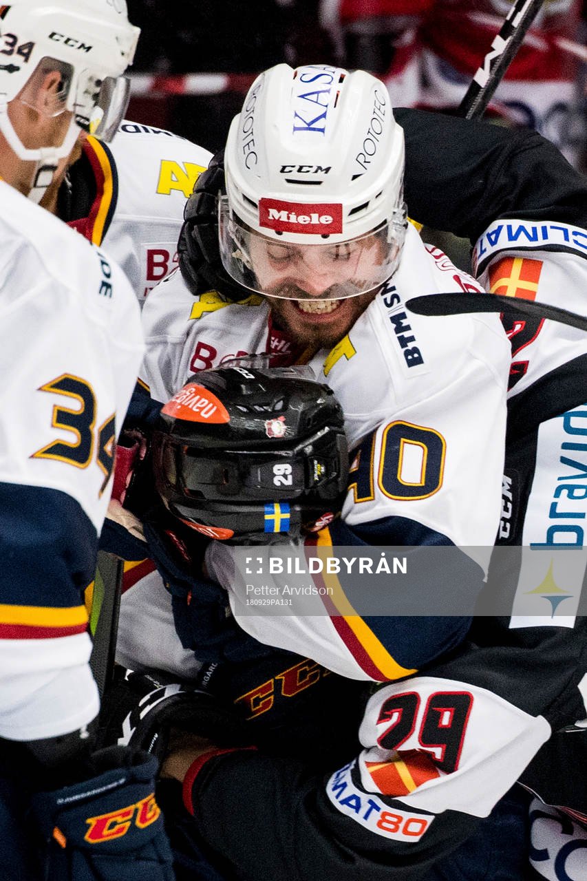 Djurgårdens Jacob Josefson slåss med Malmö Redhawks