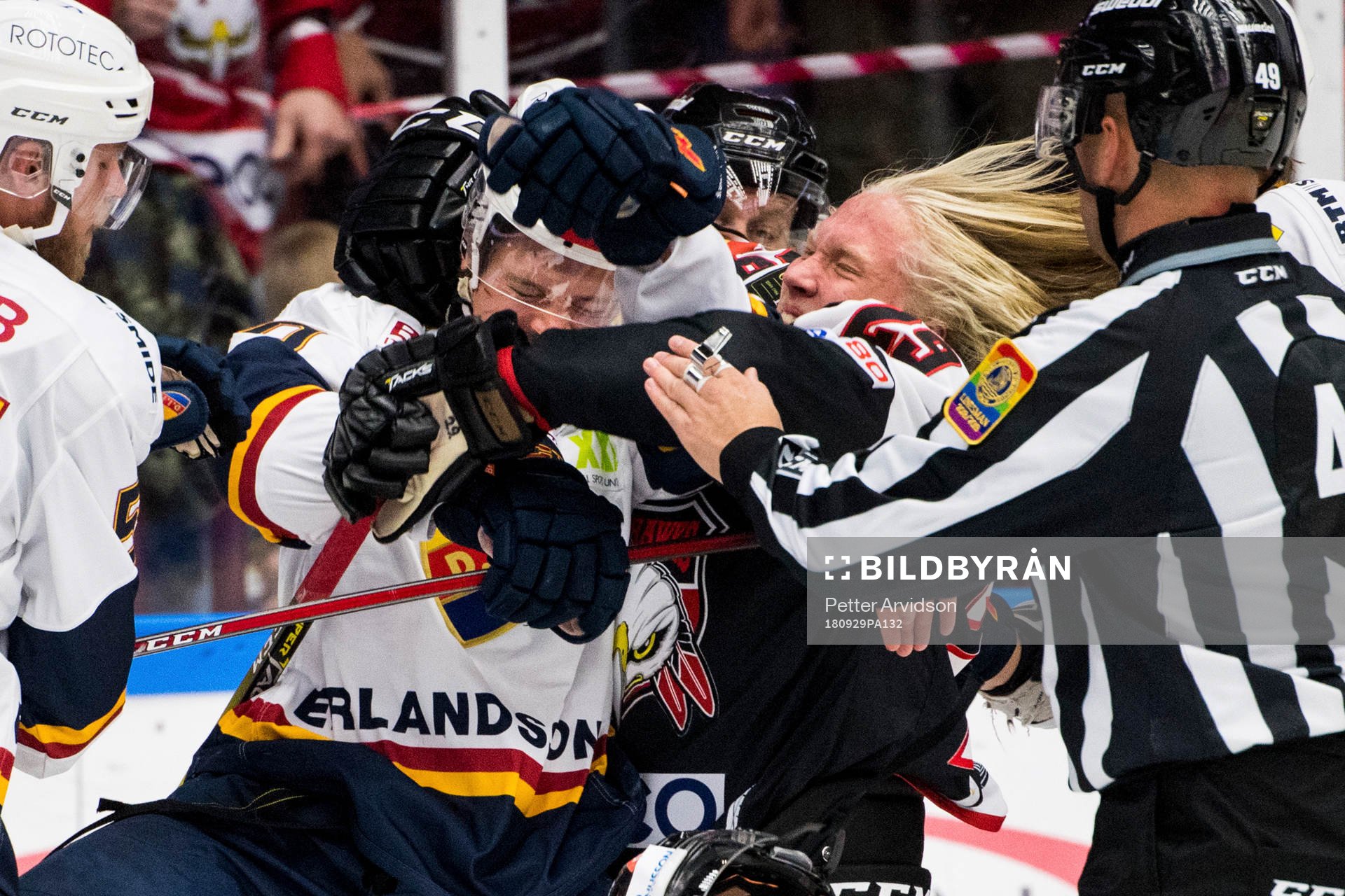 Malmö Redhawks Marcus Sylvegård slåss med Djurgårdens
