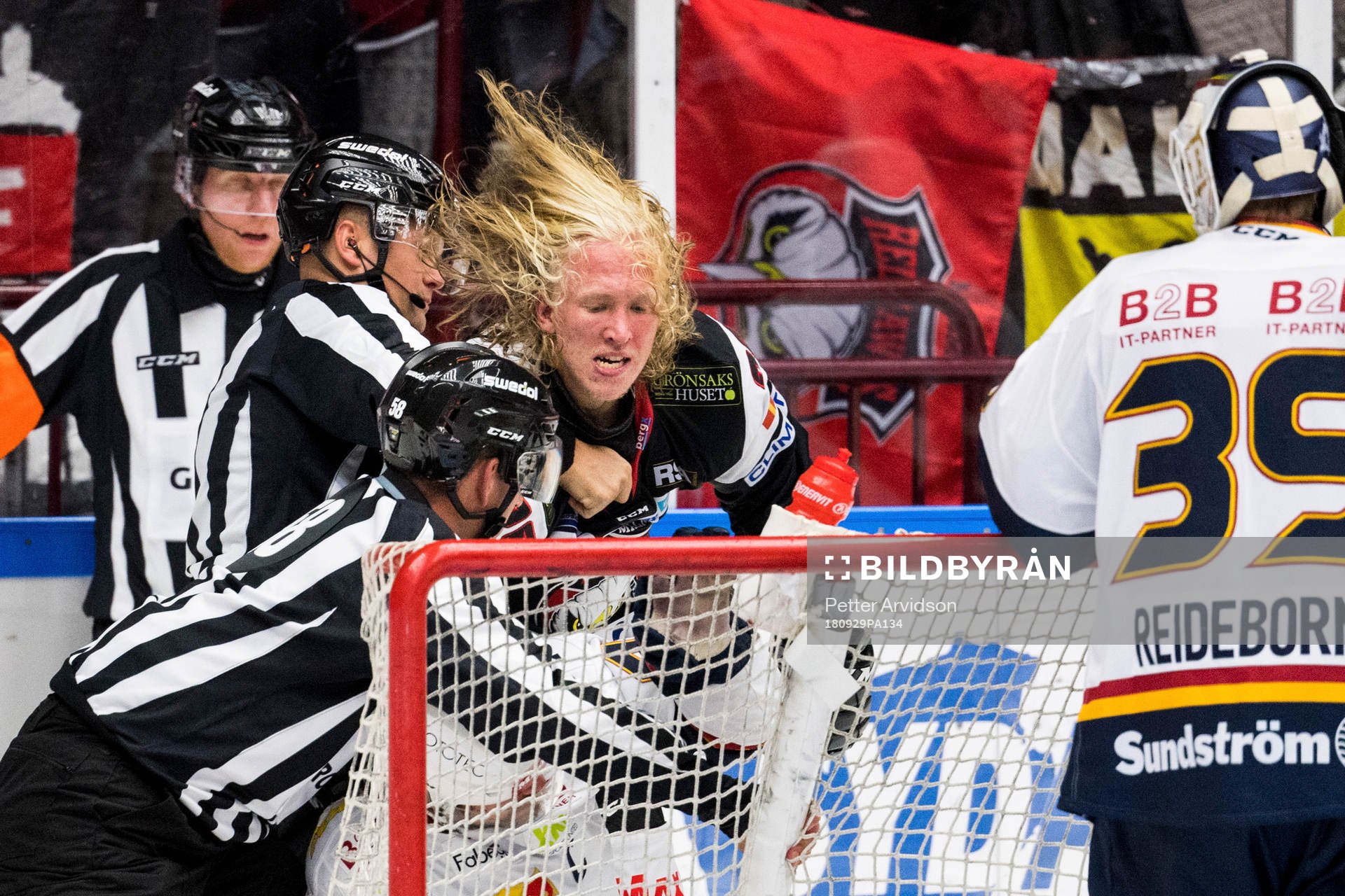 Malmö Redhawks Marcus Sylvegård slåss med Djurgårdens