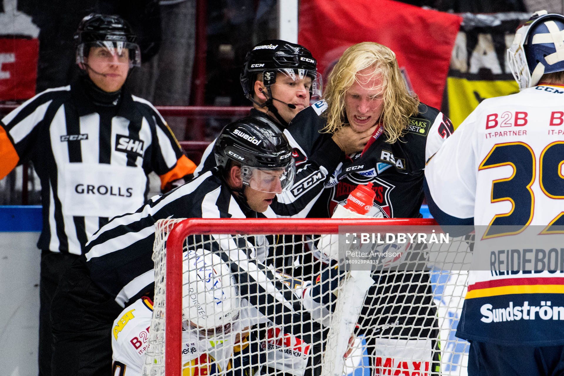 Domare Ludvig Lundgren plockar undan Malmö Redhawks Marcus