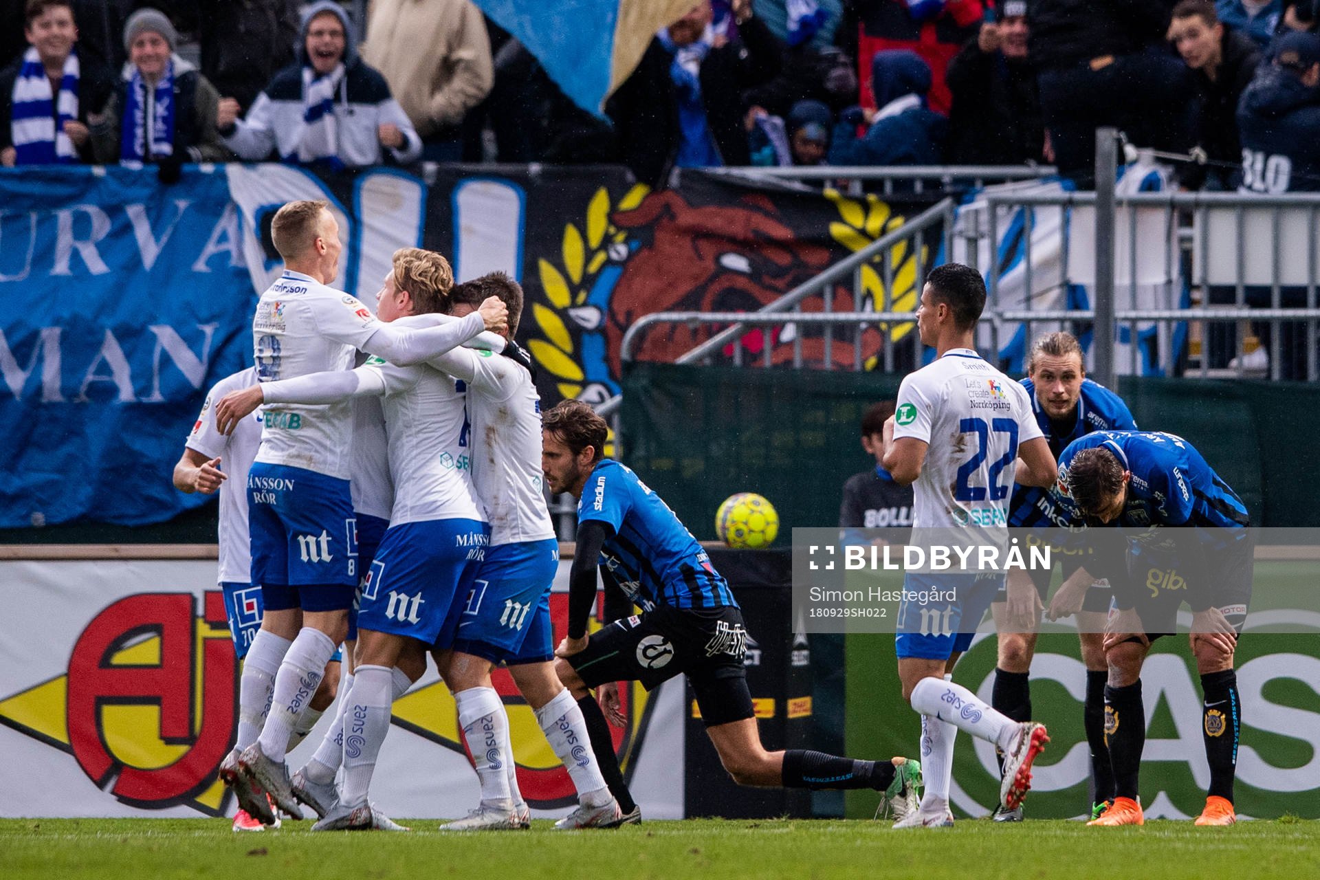 Norrköpings David Moberg Karlsson blir omkramad efter 1-0 under fotbollsmatchen i Allsvenskan mellan Sirius och Norrköping den 29 september 2018 i Uppsala.