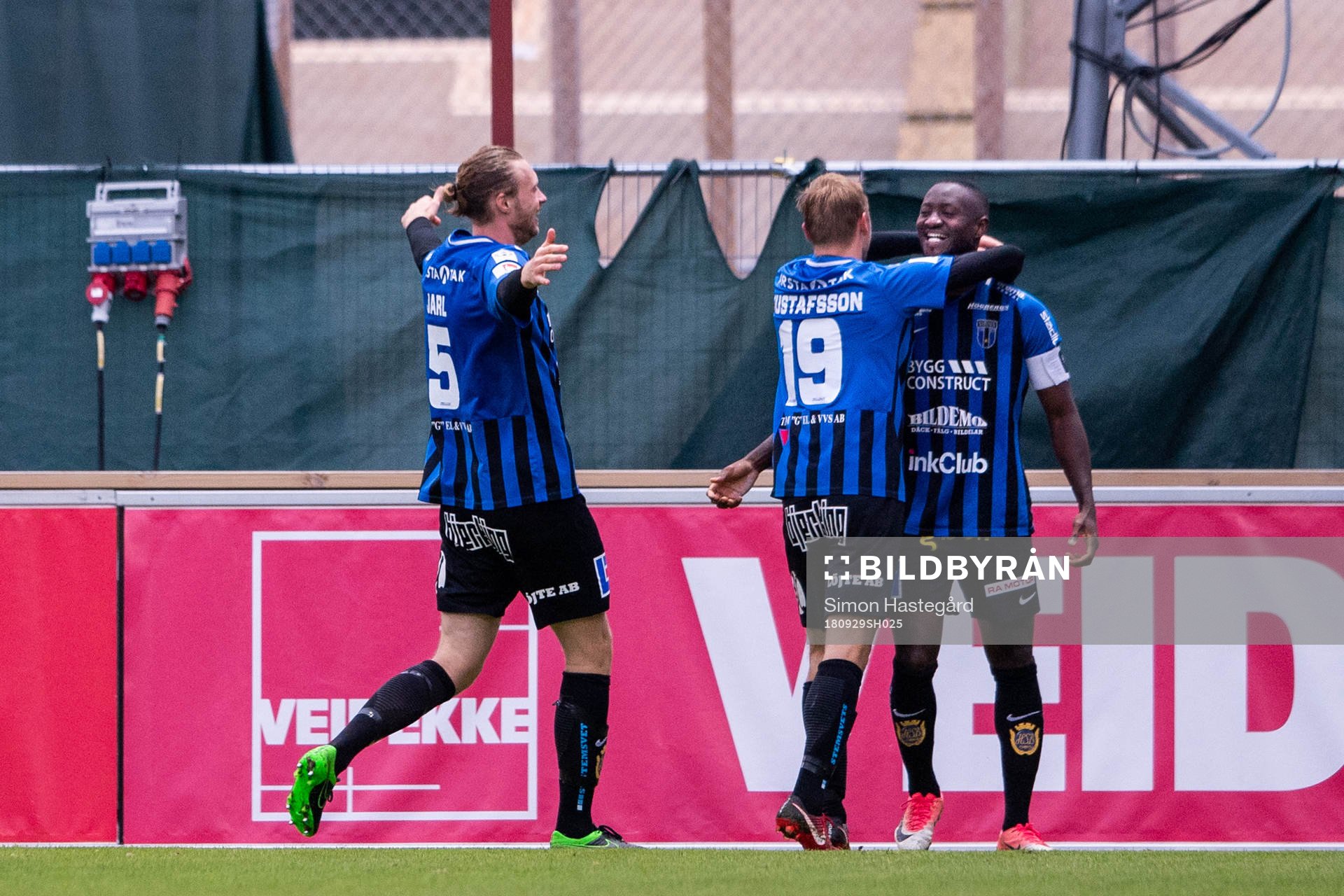 Sirius Jonas Lindberg blir omkramad efter 1-1 under fotbollsmatchen i Allsvenskan mellan Sirius och Norrköping den 29 september 2018 i Uppsala.