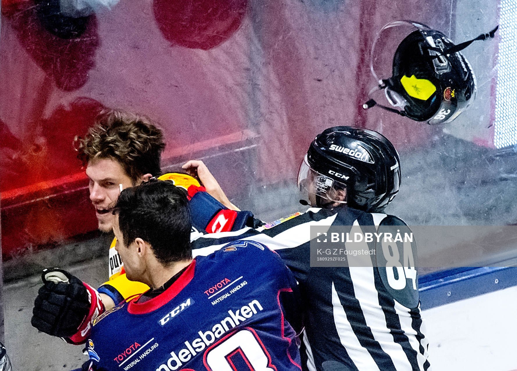 Luleås Emil Larsson tappar hjälmen i ett slagsmål