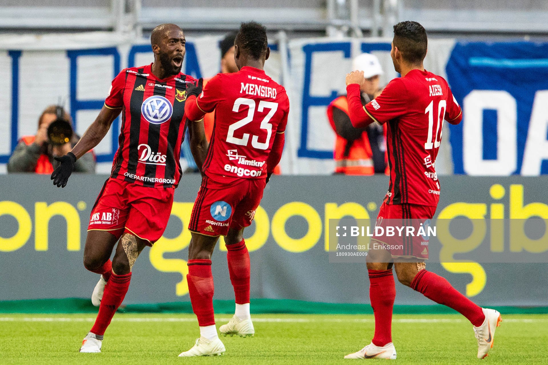 Östersunds Ronald Mukiibi jublar med lagkamrater efter 1-0 under fotbollsmatchen i Allsvenskan mellan Djurgården och Östersund den 30 september 2018 i Stockholm.