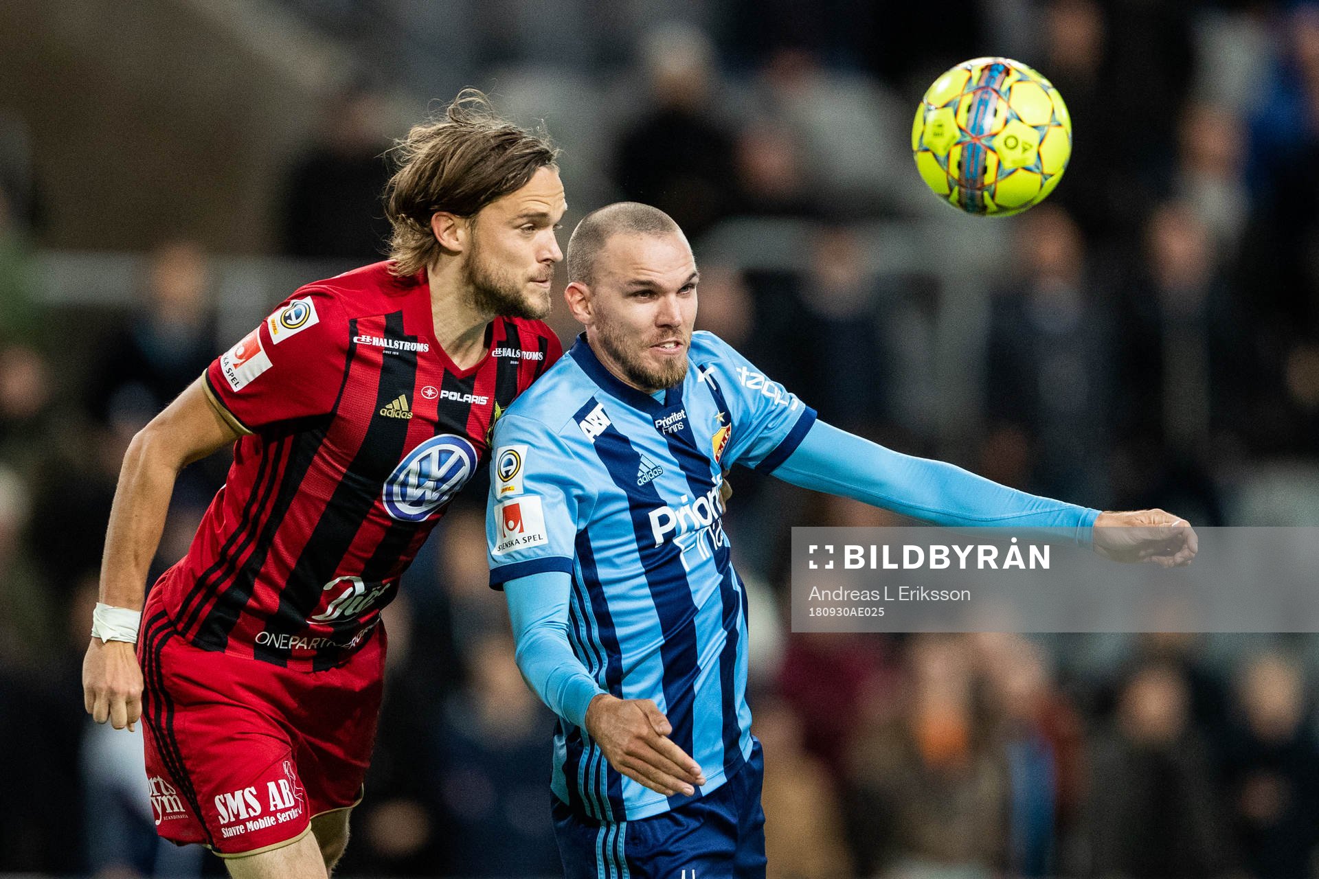 Östersunds Tom Pettersson Djurgårdens Marcus Danielson under fotbollsmatchen i Allsvenskan mellan Djurgården och Östersund den 30 september 2018 i Stockholm.