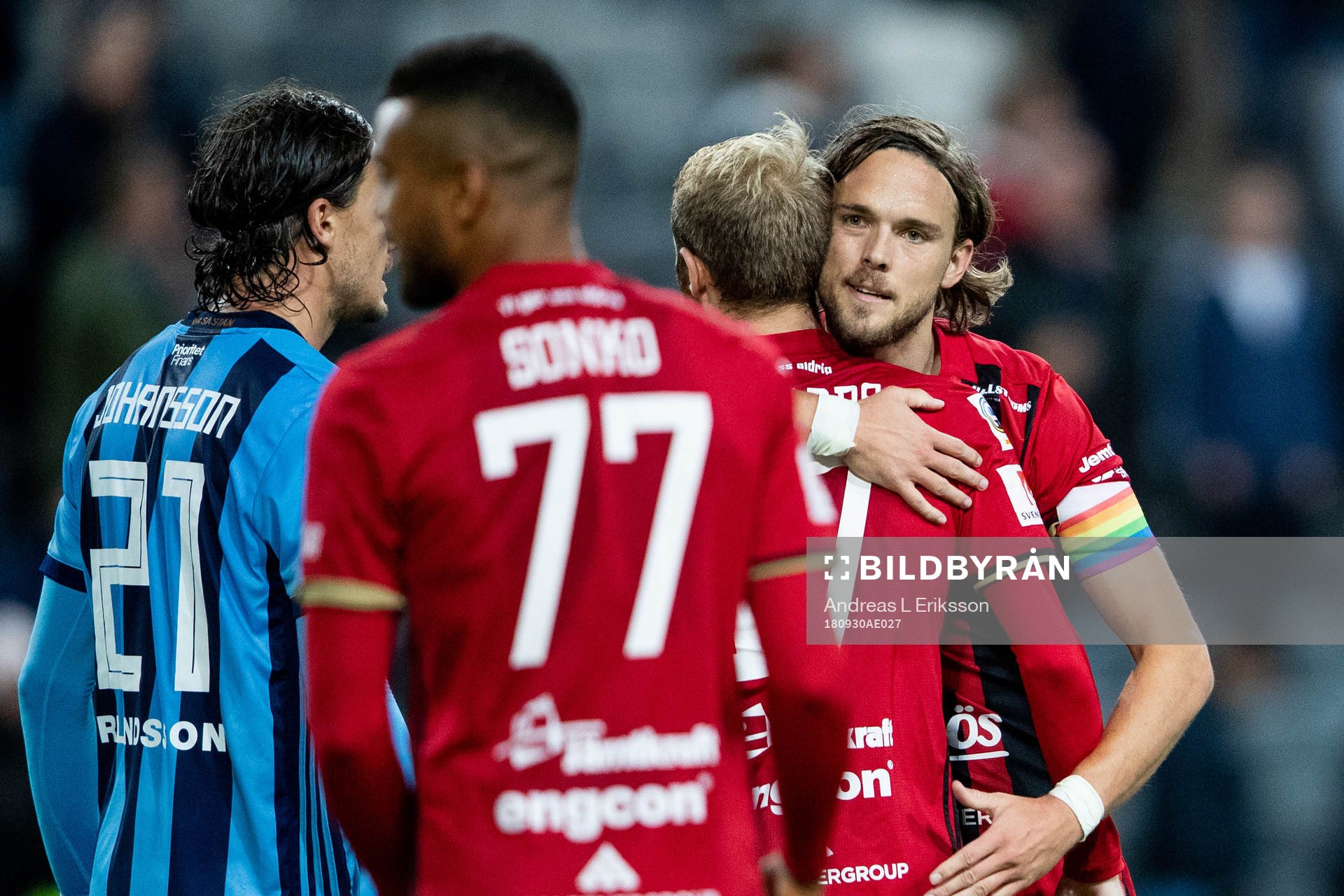 Östersunds Tom Pettersson kramar om Curtis Edwards