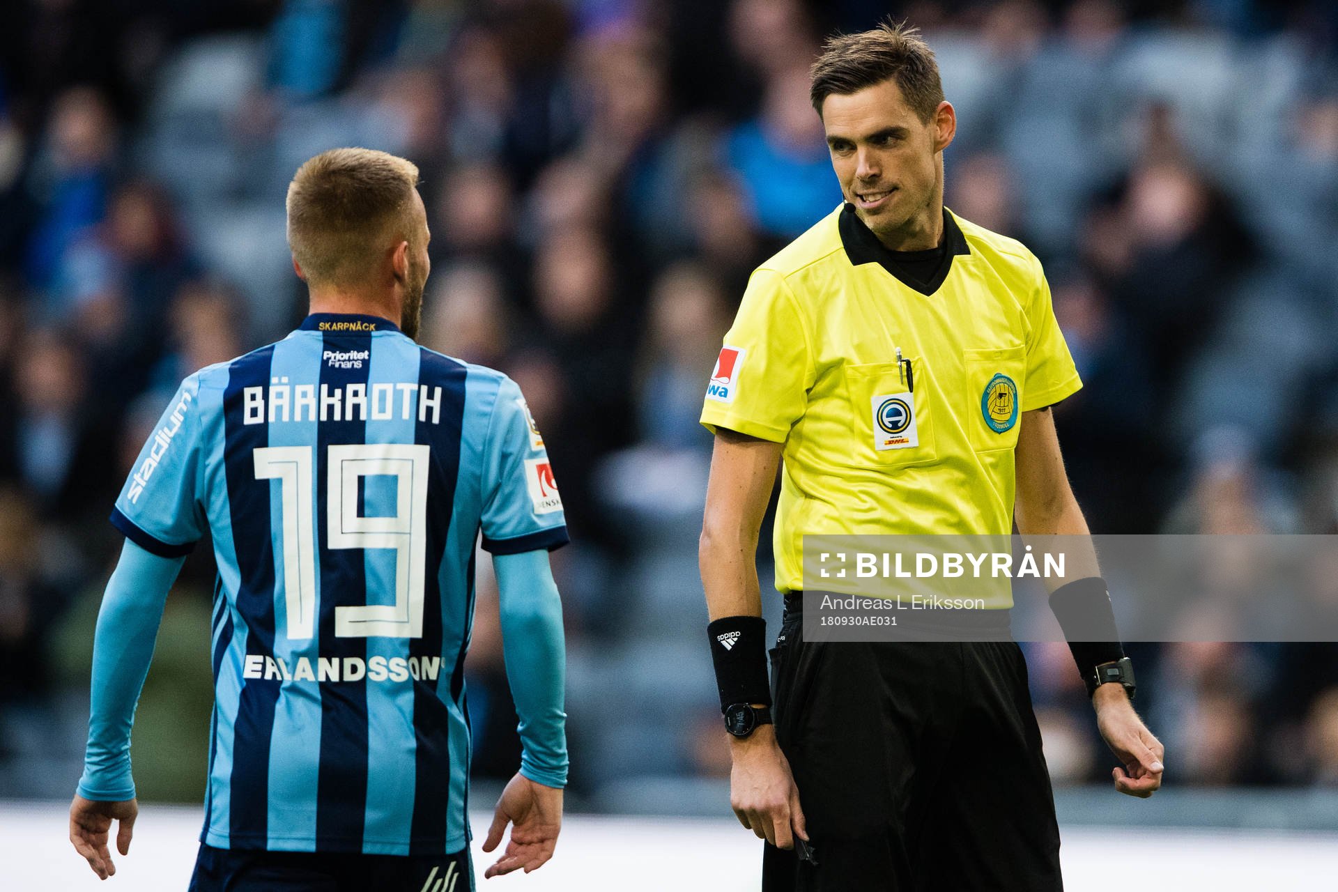 Djurgårdens Nicklas Bärkroth och domare Magnus Lindgren